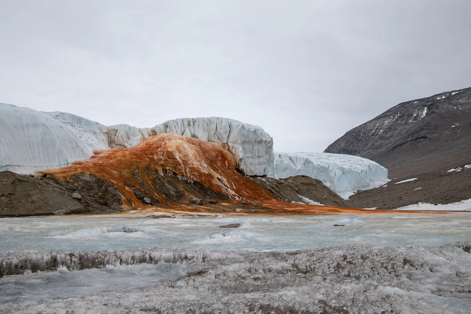 Cascade rouge de l’Antarctique : le mystère sanglant de Blood Falls cascade rouge de l antarctique le mystere sanglant de blood falls 4 cascade-rouge-de-l-antarctique-le-mystere-sanglant-de-blood-falls-4