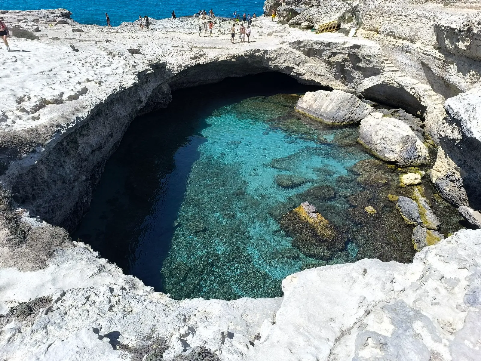 La Grotta Della Poesia (Pouilles) : poésie naturelle et histoire millénaire la grotta della poesia pouilles grotte de la poesie italie 2 la-grotta-della-poesia-pouilles-grotte-de-la-poesie-italie-2