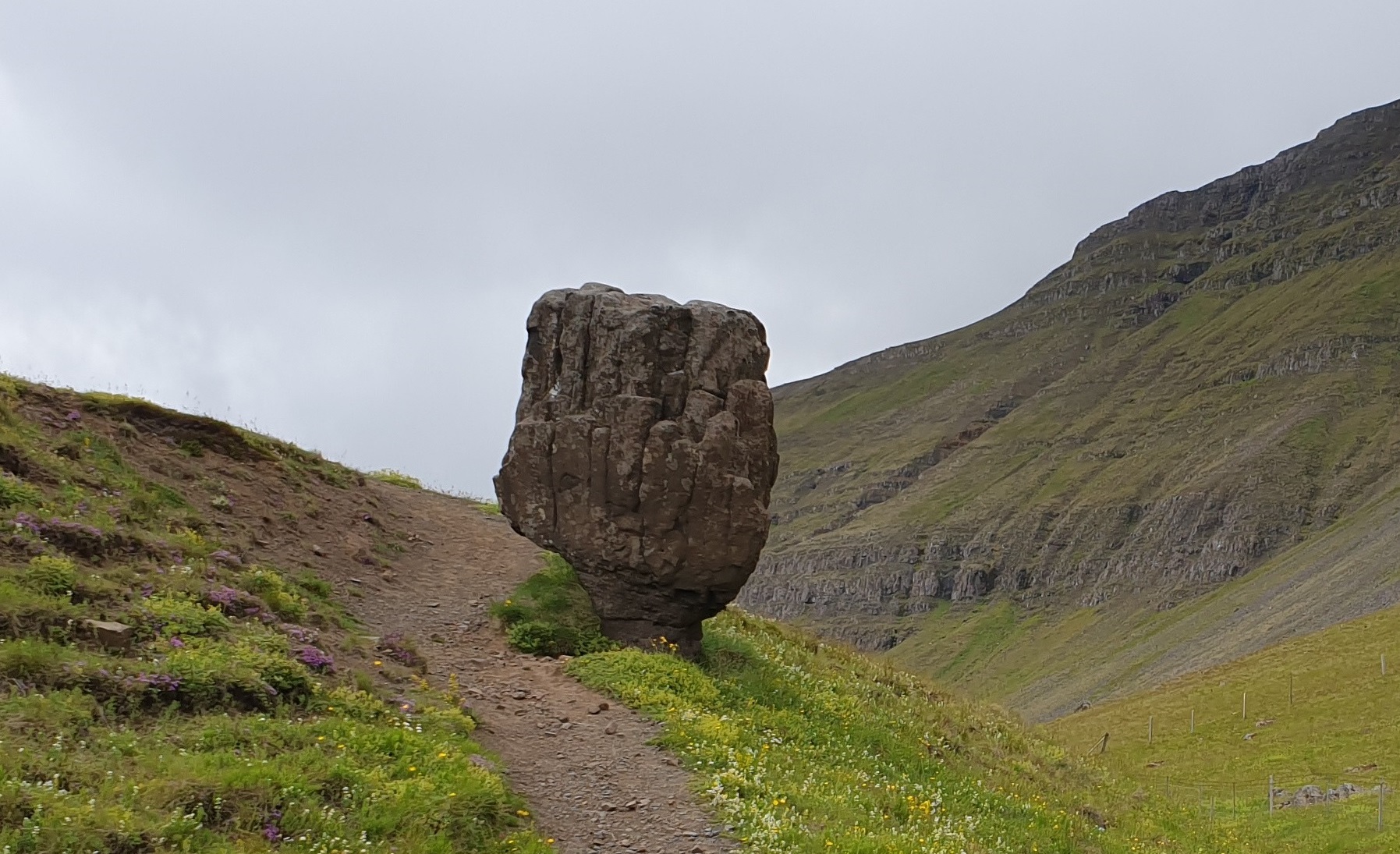 Steðji / Staupasteinn : le caillou islandais avec plus de légendes que de touristes stedji staupasteinn roche ermite elfe 1 stedji-staupasteinn-roche-ermite-elfe-1