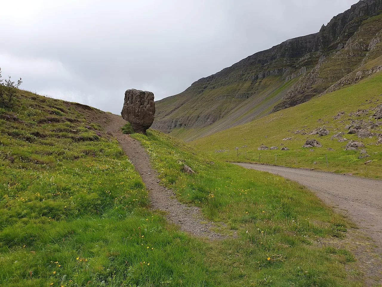 Steðji / Staupasteinn : le caillou islandais avec plus de légendes que de touristes stedji staupasteinn roche ermite elfe 2 stedji-staupasteinn-roche-ermite-elfe-2