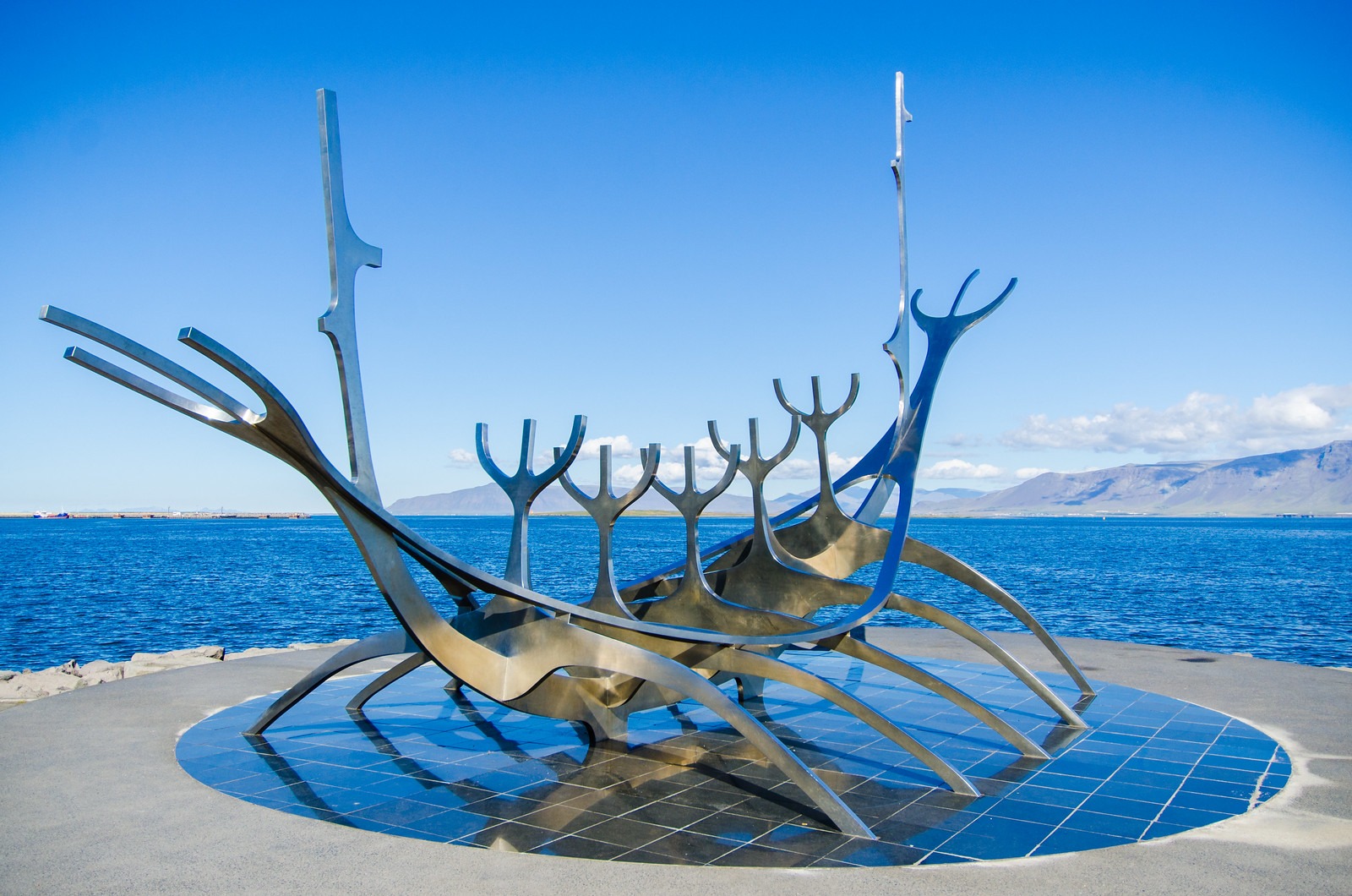 Sun Voyager – Le Voyageur du Soleil, faux drakkar et vraie icône de Reykjavik sun voyager voyageur du soleil drakkar bateau viking reykjavik 2 sun-voyager-voyageur-du-soleil-drakkar-bateau-viking-reykjavik-2