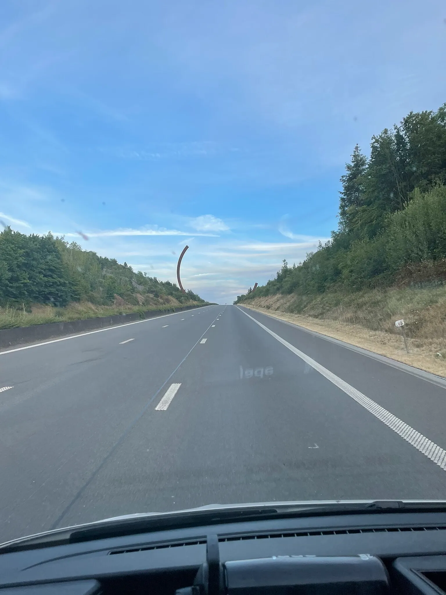 L'Arc Majeur, une sculpture monumentale au bord de l'autoroute par Bernar Venet arc majeur une sculpture monumentale au bord de lautoroute de bernar venet 2 arc-majeur-une-sculpture-monumentale-au-bord-de-lautoroute-de-bernar-venet-2