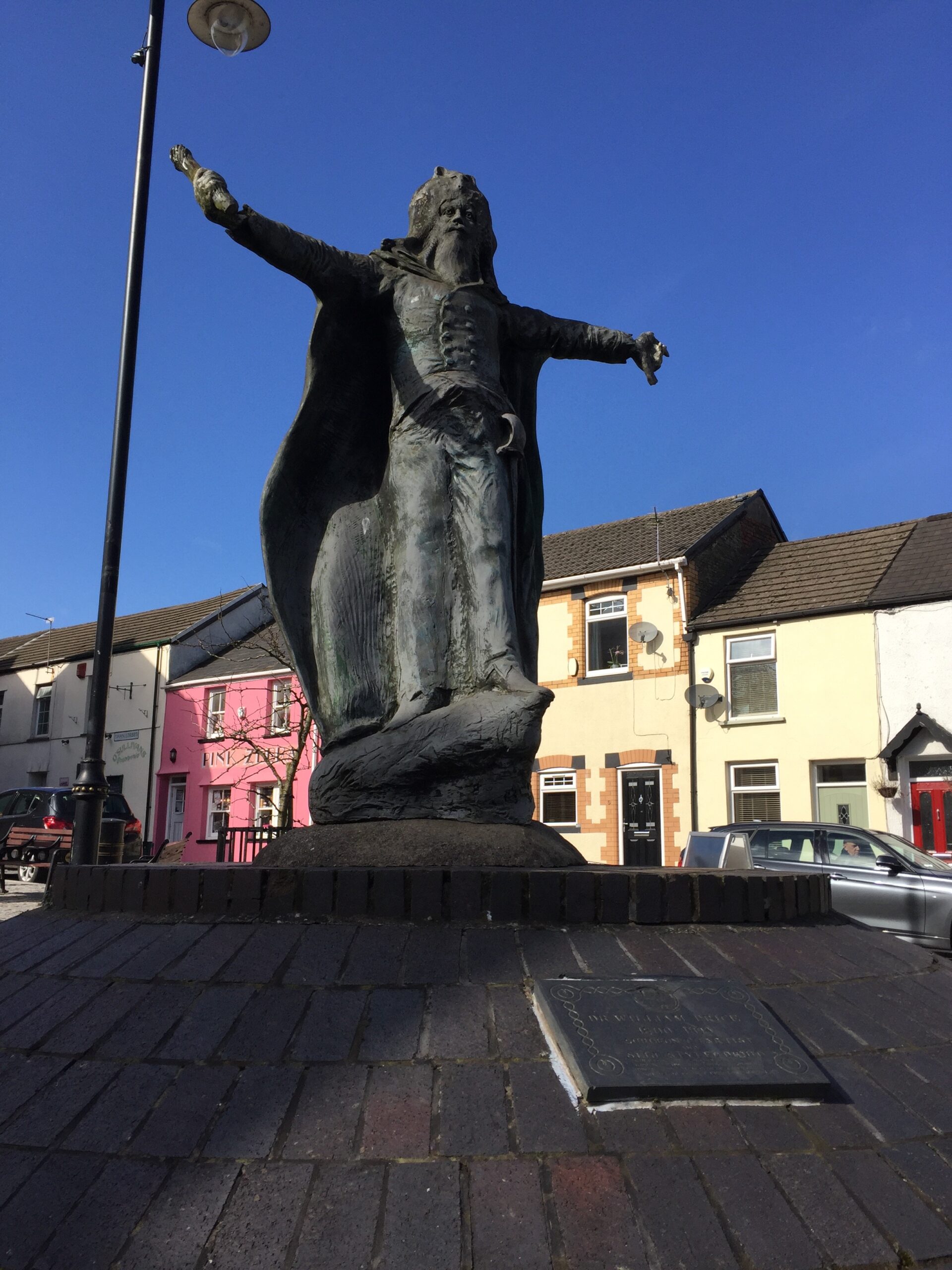 La statue de William Price à Llantrisant : médecin, druide et agitateur de lois la statue de william price a llantrisant medecin druide et agitateur de lois 1 scaled la-statue-de-william-price-a-llantrisant-medecin-druide-et-agitateur-de-lois-1