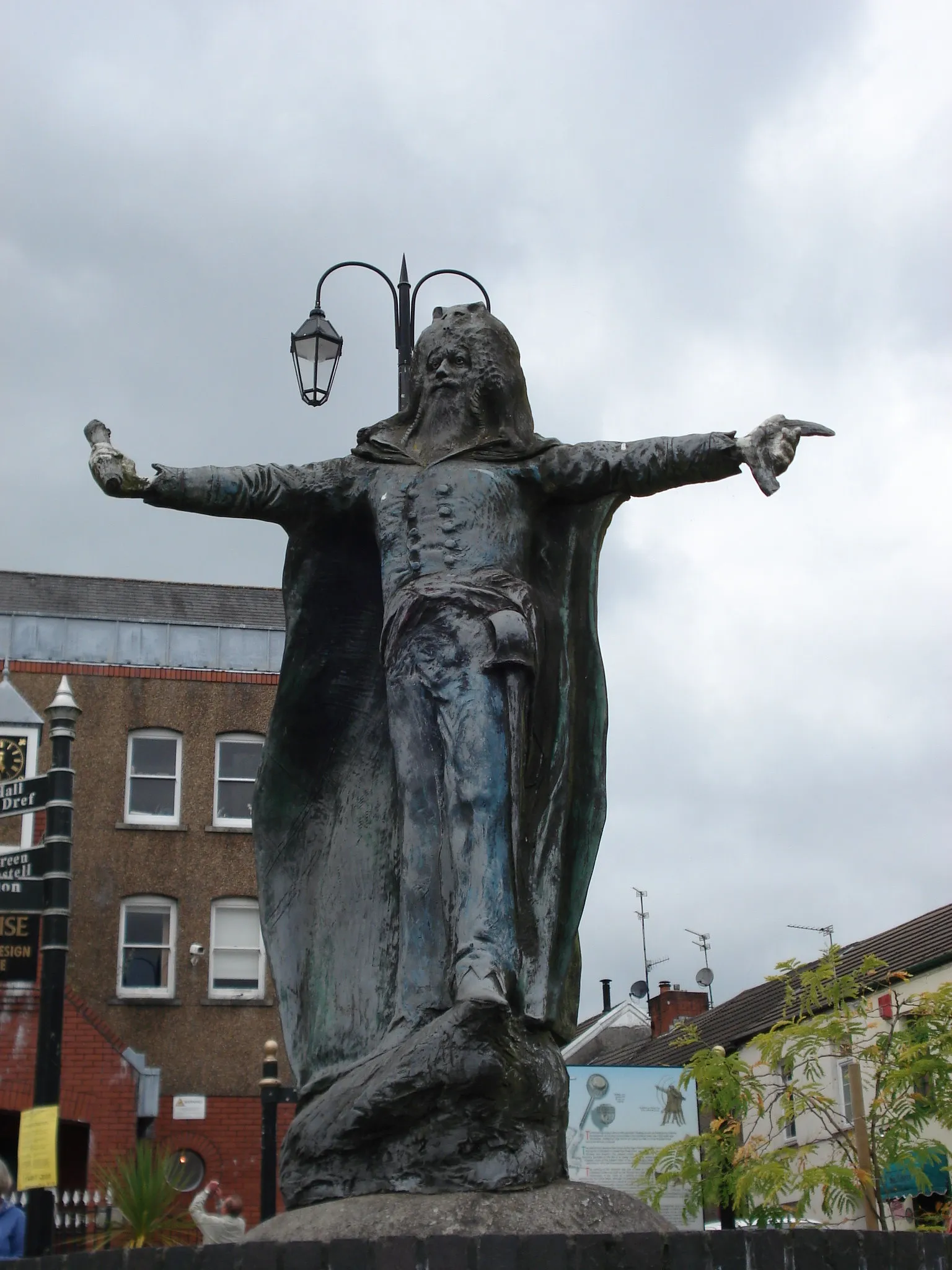 La statue de William Price à Llantrisant : médecin, druide et agitateur de lois la statue de william price a llantrisant medecin druide et agitateur de lois 2 la-statue-de-william-price-a-llantrisant-medecin-druide-et-agitateur-de-lois-2