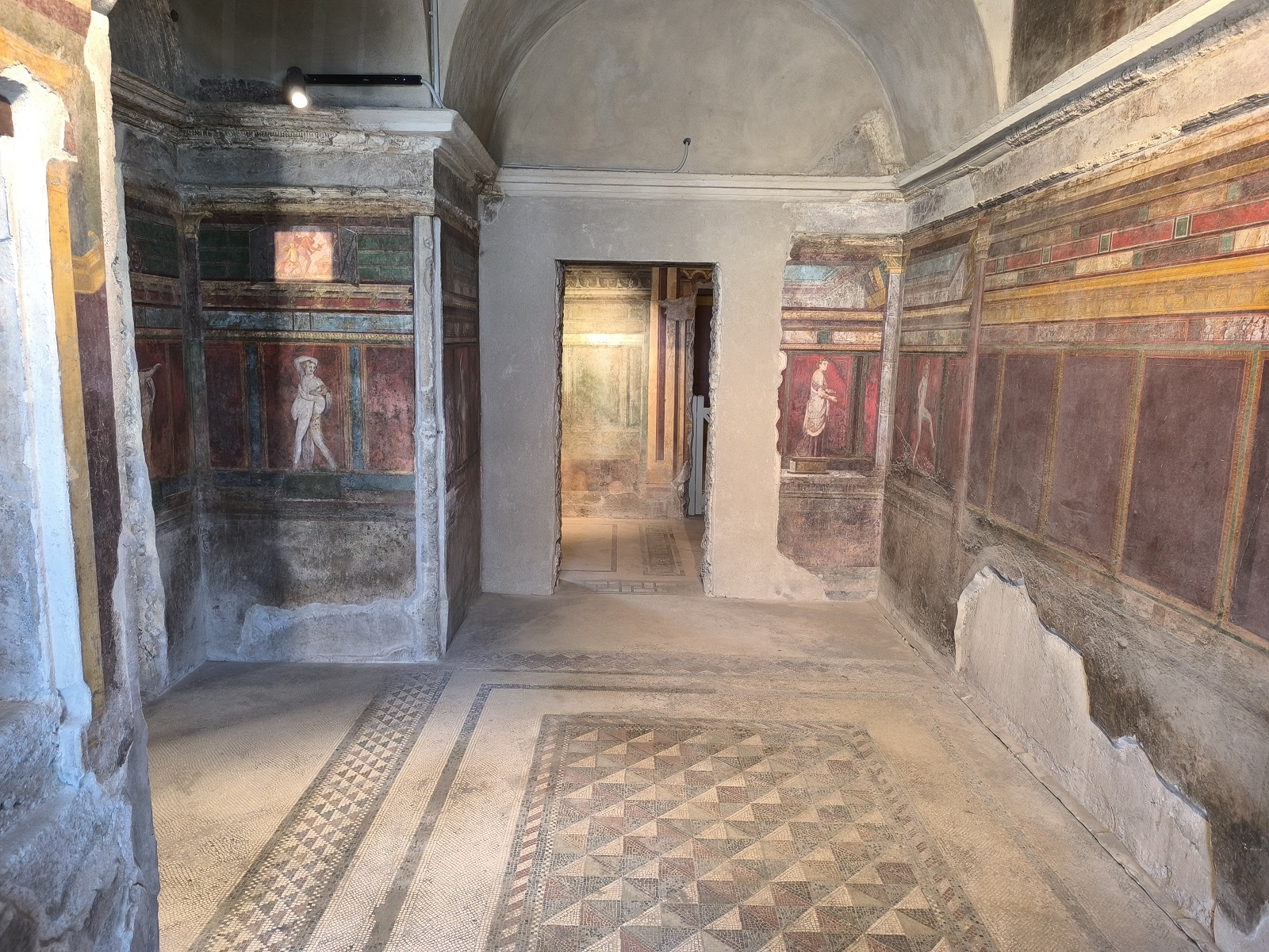 La Villa des Mystères de Pompéi : fresques, rituels et secrets enfouis la villa des mysteres de pompei fresques rituels et secrets enfouis 6 la-villa-des-mysteres-de-pompei-fresques-rituels-et-secrets-enfouis-6