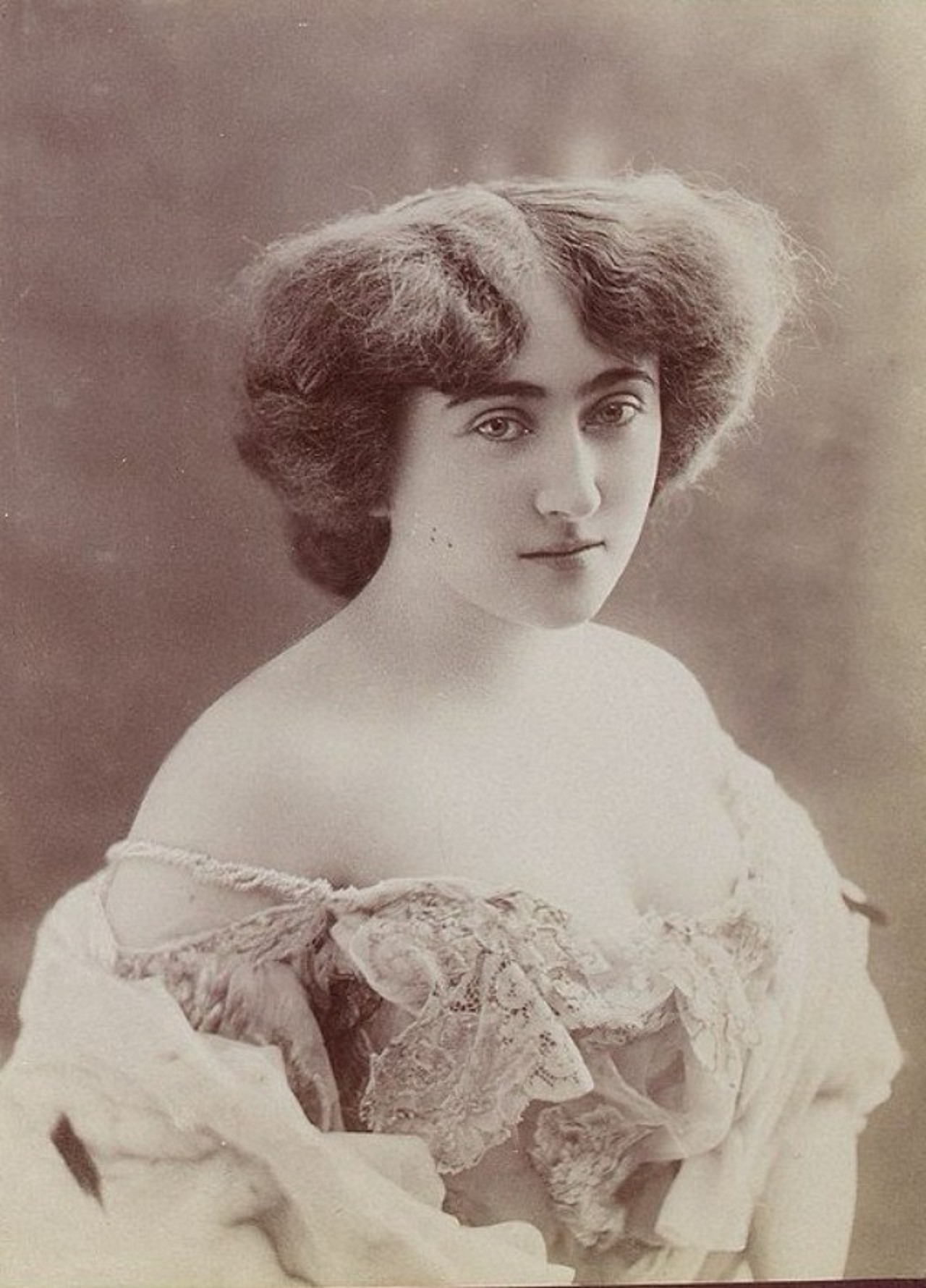 Valentine de Saint-Point photographiée par Alphonse Mucha : une femme avant-garde valentine de saint point photographiee par alphonse mucha une femme avant garde 5 valentine-de-saint-point-photographiee-par-alphonse-mucha-une-femme-avant-garde-5