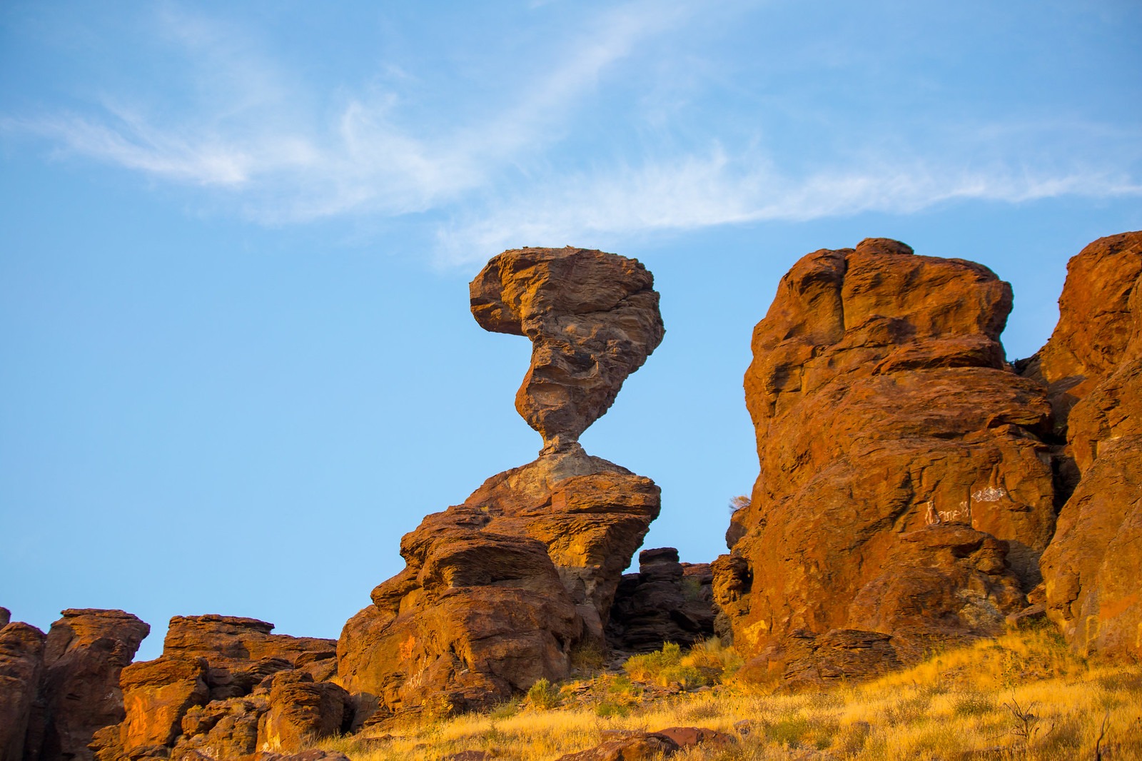 Balanced Rock (Idaho) : un rocher géant en équilibre précaire dans le désert américain balanced rock idaho le rocher geant qui defie la gravite 1 Balanced Rock Idaho, rocher en équilibre précaire dans le désert américain 1