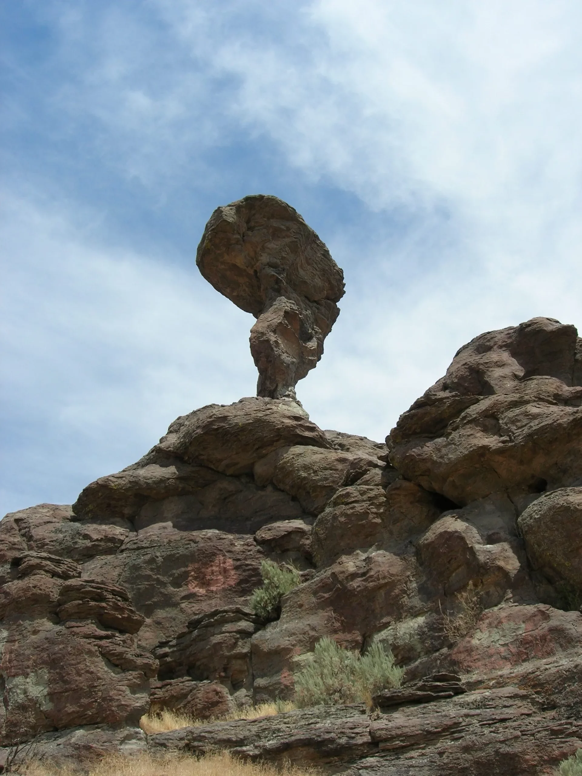 Balanced Rock (Idaho) : un rocher géant en équilibre précaire dans le désert américain balanced rock idaho le rocher geant qui defie la gravite 3 scaled balanced-rock-idaho-le-rocher-geant-qui-defie-la-gravite-3