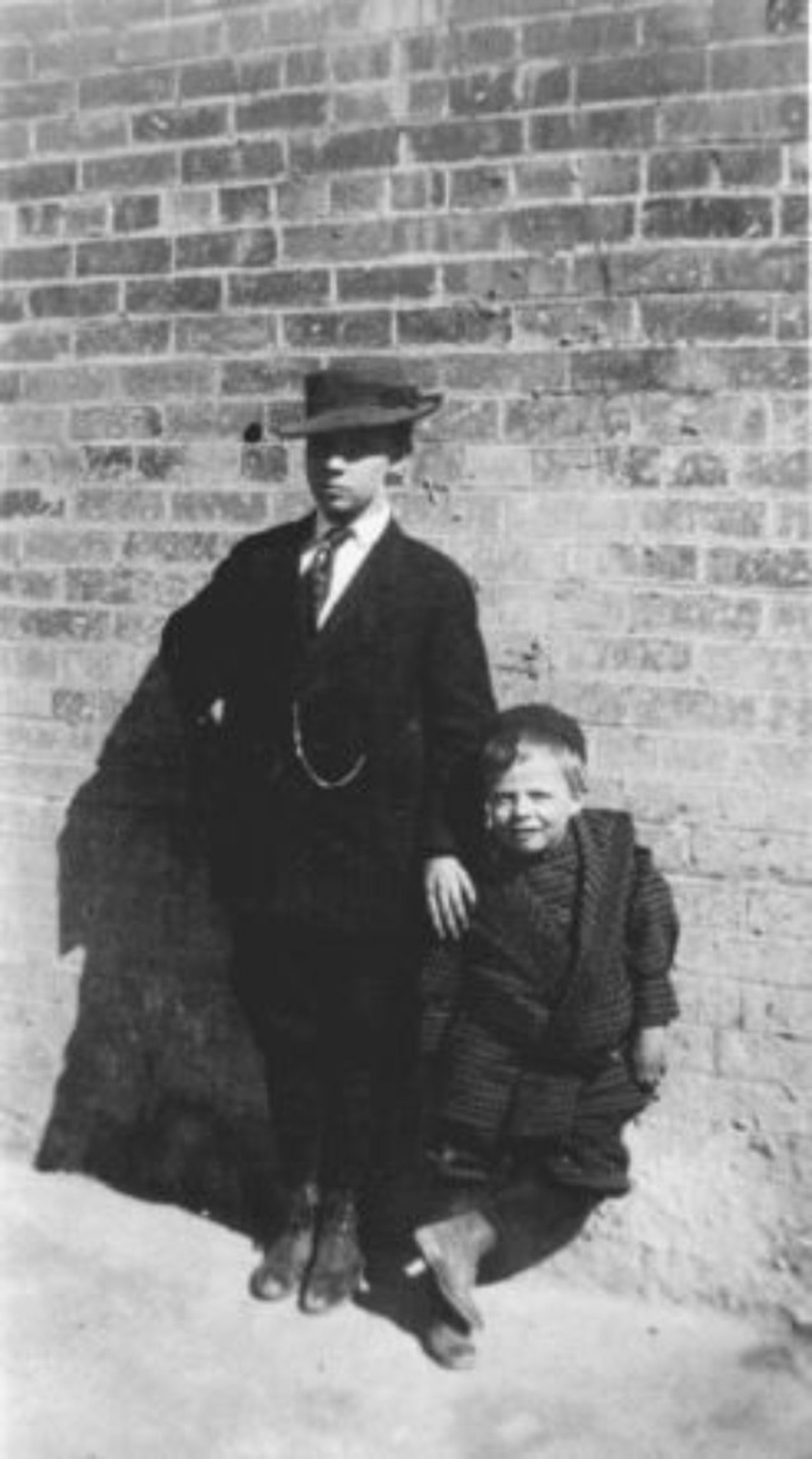 Buster Keaton enfant : 20 photos rares qui racontent la naissance d’un génie du gag buster keaton enfant 20 photos rares qui racontent la naissance dun genie du gag 12 buster-keaton-enfant-20-photos-rares-qui-racontent-la-naissance-dun-genie-du-gag-12