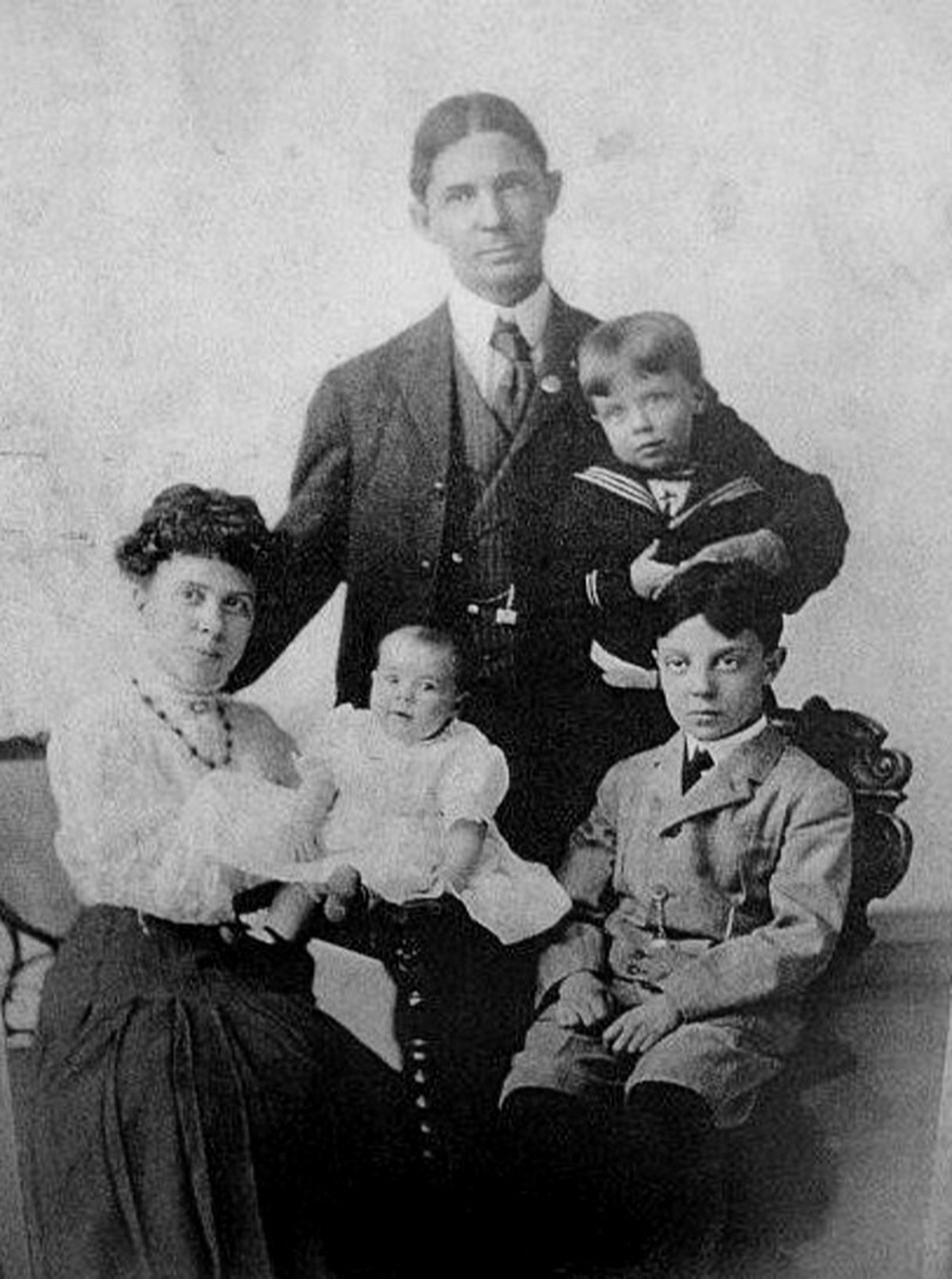 Buster Keaton enfant : 20 photos rares qui racontent la naissance d’un génie du gag buster keaton enfant 20 photos rares qui racontent la naissance dun genie du gag 14 buster-keaton-enfant-20-photos-rares-qui-racontent-la-naissance-dun-genie-du-gag-14