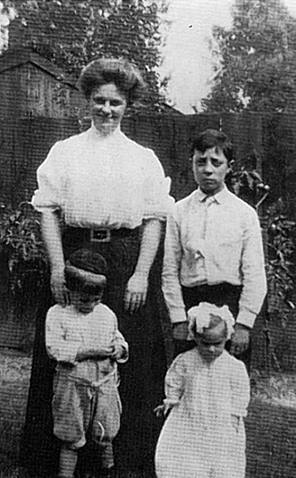 Buster Keaton enfant : 20 photos rares qui racontent la naissance d’un génie du gag buster keaton enfant 20 photos rares qui racontent la naissance dun genie du gag 17 buster-keaton-enfant-20-photos-rares-qui-racontent-la-naissance-dun-genie-du-gag-17