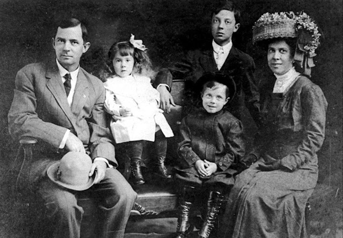 Buster Keaton enfant : 20 photos rares qui racontent la naissance d’un génie du gag buster keaton enfant 20 photos rares qui racontent la naissance dun genie du gag 18 buster-keaton-enfant-20-photos-rares-qui-racontent-la-naissance-dun-genie-du-gag-18