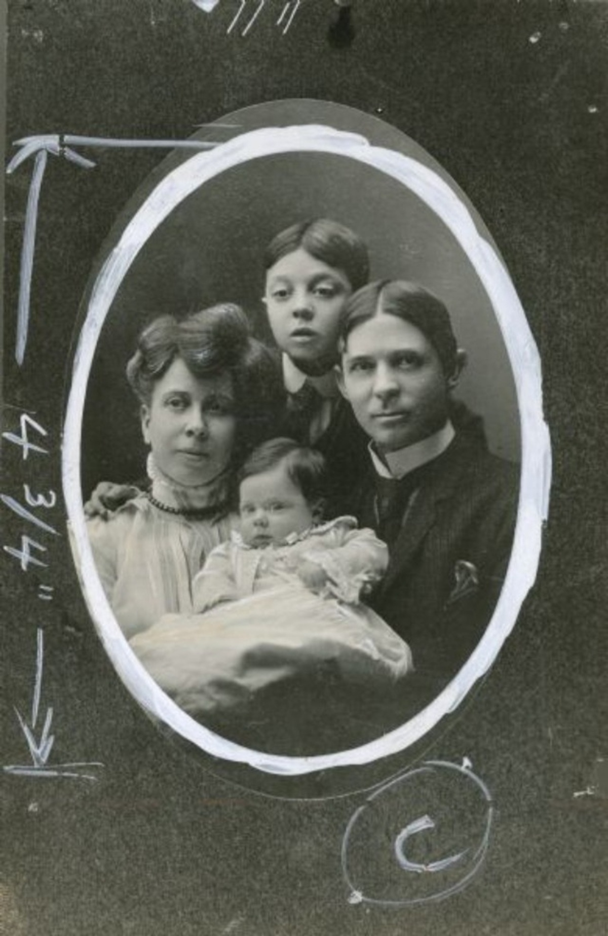 Buster Keaton enfant : 20 photos rares qui racontent la naissance d’un génie du gag buster keaton enfant 20 photos rares qui racontent la naissance dun genie du gag 2 buster-keaton-enfant-20-photos-rares-qui-racontent-la-naissance-dun-genie-du-gag-2