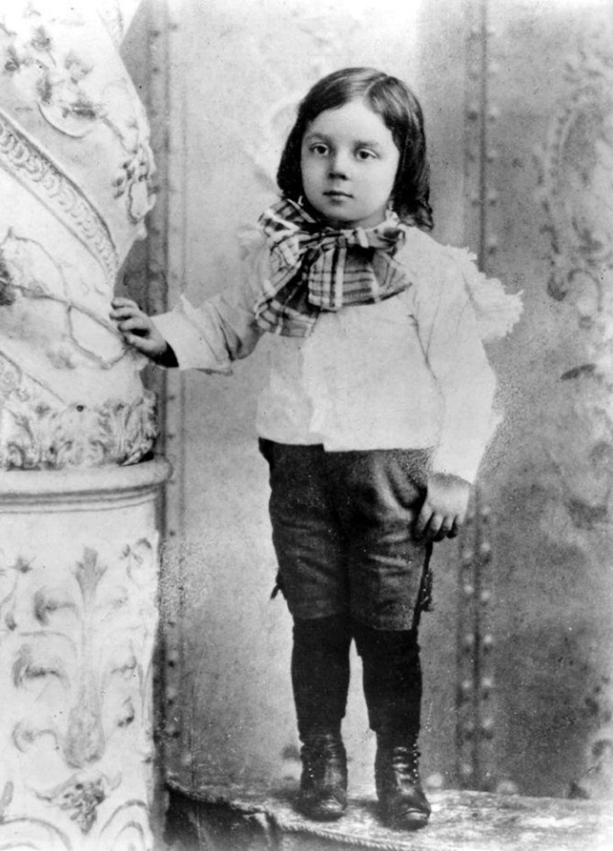 Buster Keaton enfant : 20 photos rares qui racontent la naissance d’un génie du gag buster keaton enfant 20 photos rares qui racontent la naissance dun genie du gag 4 buster-keaton-enfant-20-photos-rares-qui-racontent-la-naissance-dun-genie-du-gag-4