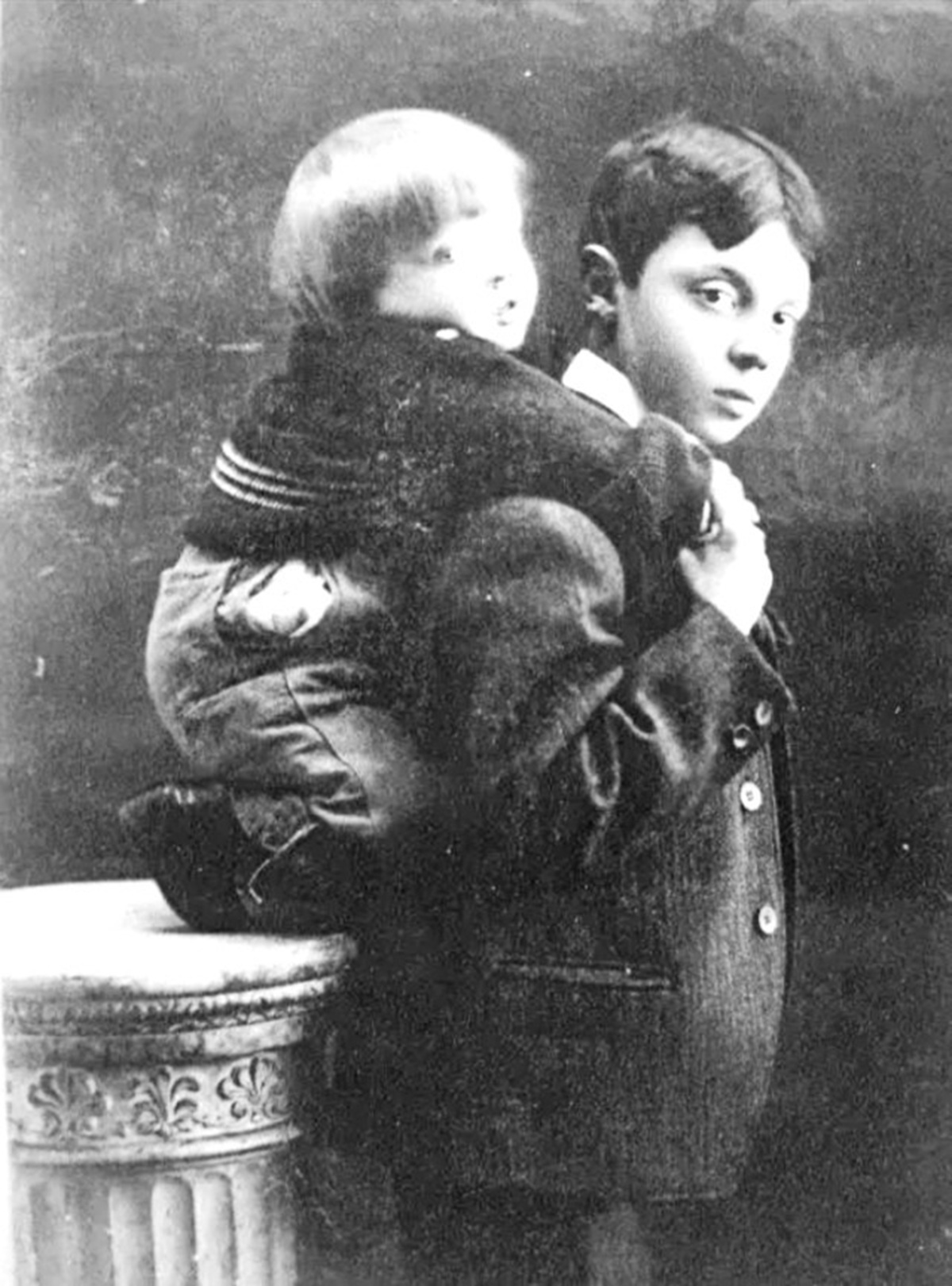 Buster Keaton enfant : 20 photos rares qui racontent la naissance d’un génie du gag buster keaton enfant 20 photos rares qui racontent la naissance dun genie du gag 8 buster-keaton-enfant-20-photos-rares-qui-racontent-la-naissance-dun-genie-du-gag-8