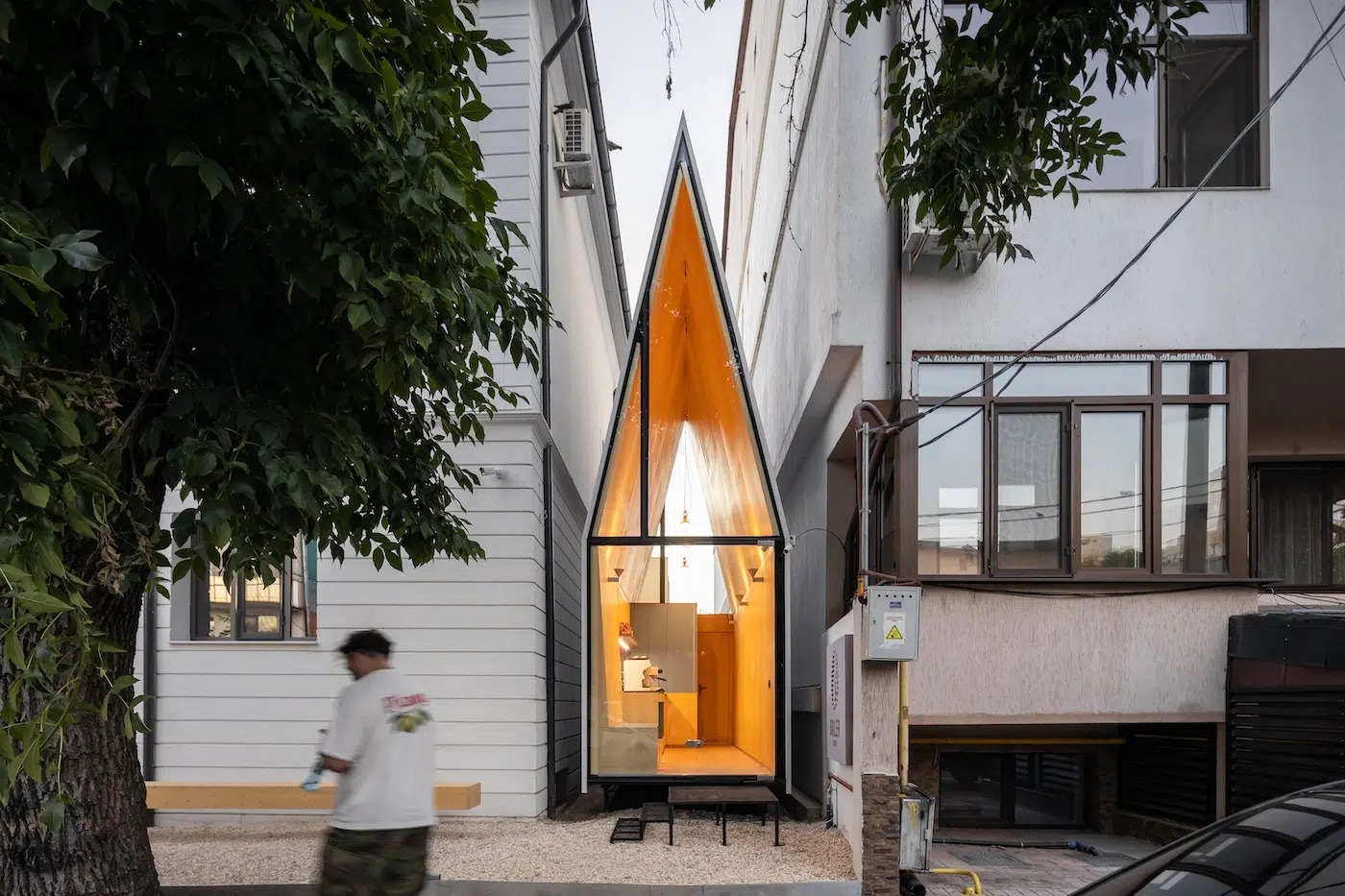 Construction sur terrain étroit : un café à l’allure de chapelle en Lettonie construction sur terrain etroit un cafe a lallure de chapelle en lettonie 1 construction-sur-terrain-etroit-un-cafe-a-lallure-de-chapelle-en-lettonie-1