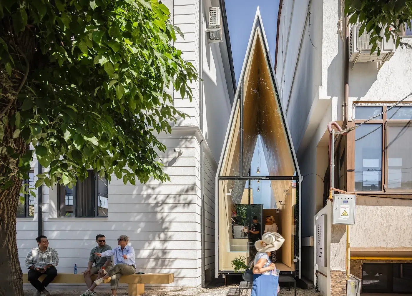 Construction sur terrain étroit : un café à l’allure de chapelle en Lettonie construction sur terrain etroit un cafe a lallure de chapelle en lettonie 3 construction-sur-terrain-etroit-un-cafe-a-lallure-de-chapelle-en-lettonie-3