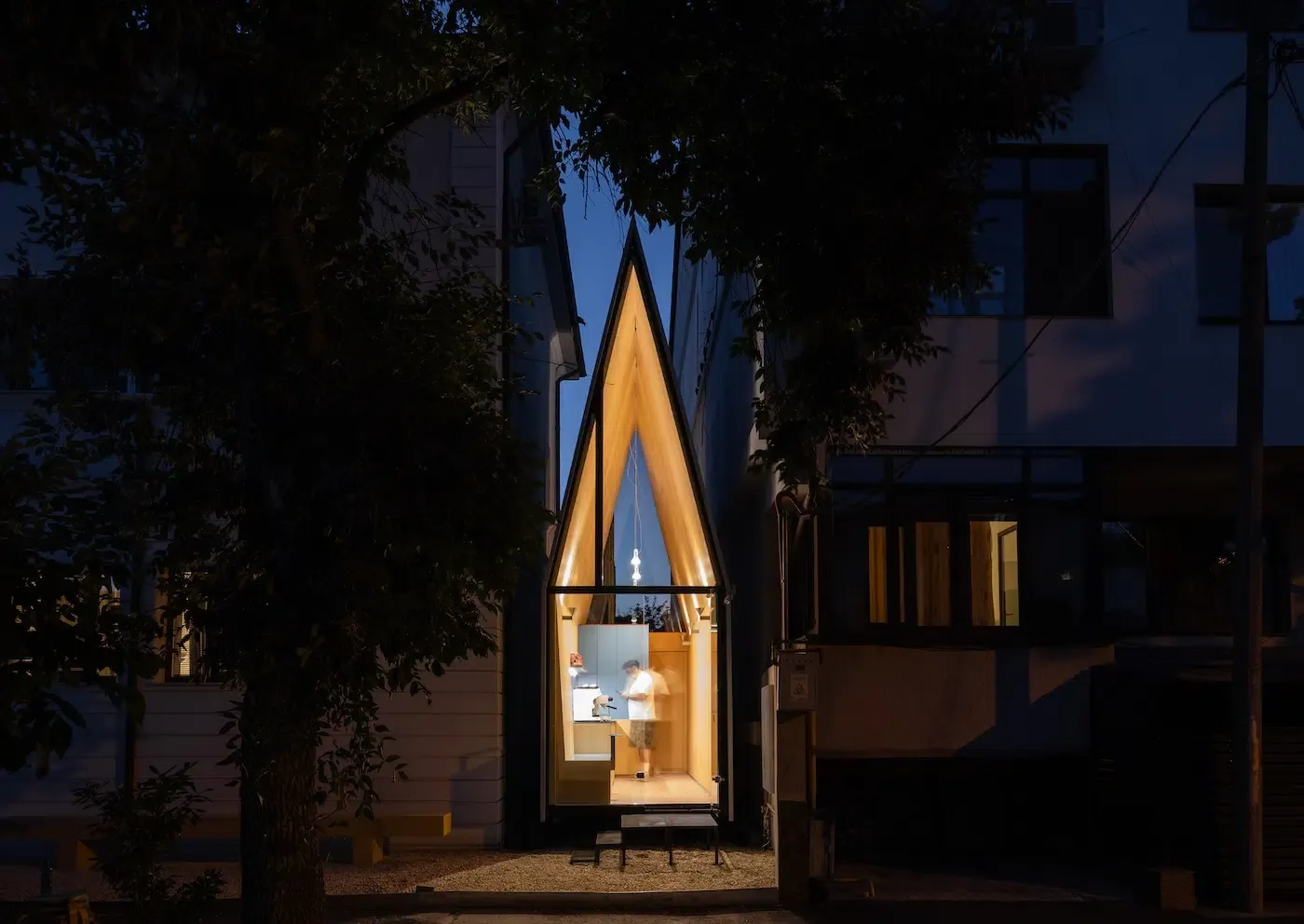 Construction sur terrain étroit : un café à l’allure de chapelle en Lettonie construction sur terrain etroit un cafe a lallure de chapelle en lettonie 4 construction-sur-terrain-etroit-un-cafe-a-lallure-de-chapelle-en-lettonie-4