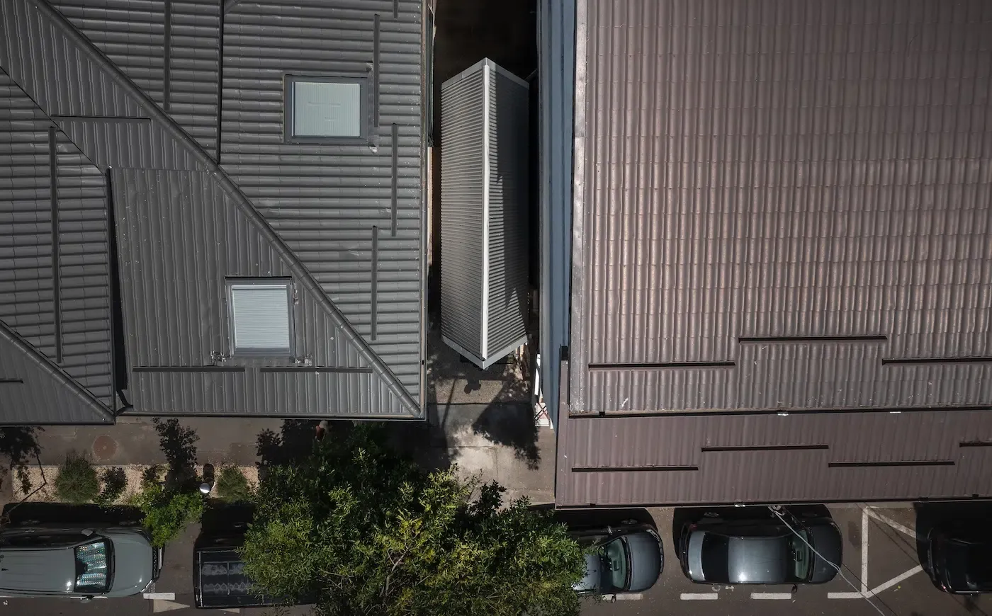 Construction sur terrain étroit : un café à l’allure de chapelle en Lettonie construction sur terrain etroit un cafe a lallure de chapelle en lettonie 5 construction-sur-terrain-etroit-un-cafe-a-lallure-de-chapelle-en-lettonie-5