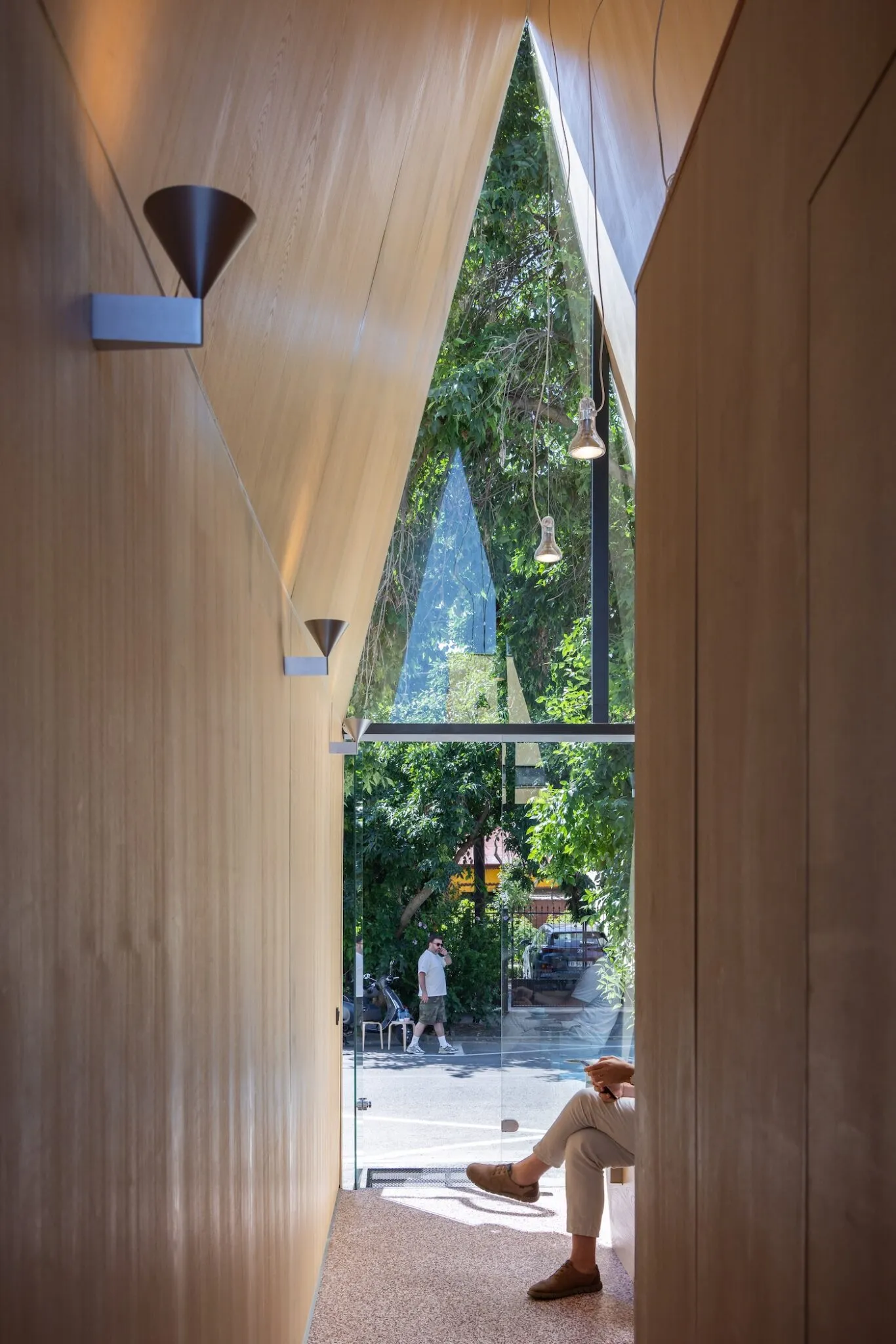 Construction sur terrain étroit : un café à l’allure de chapelle en Lettonie construction sur terrain etroit un cafe a lallure de chapelle en lettonie 6 construction-sur-terrain-etroit-un-cafe-a-lallure-de-chapelle-en-lettonie-6