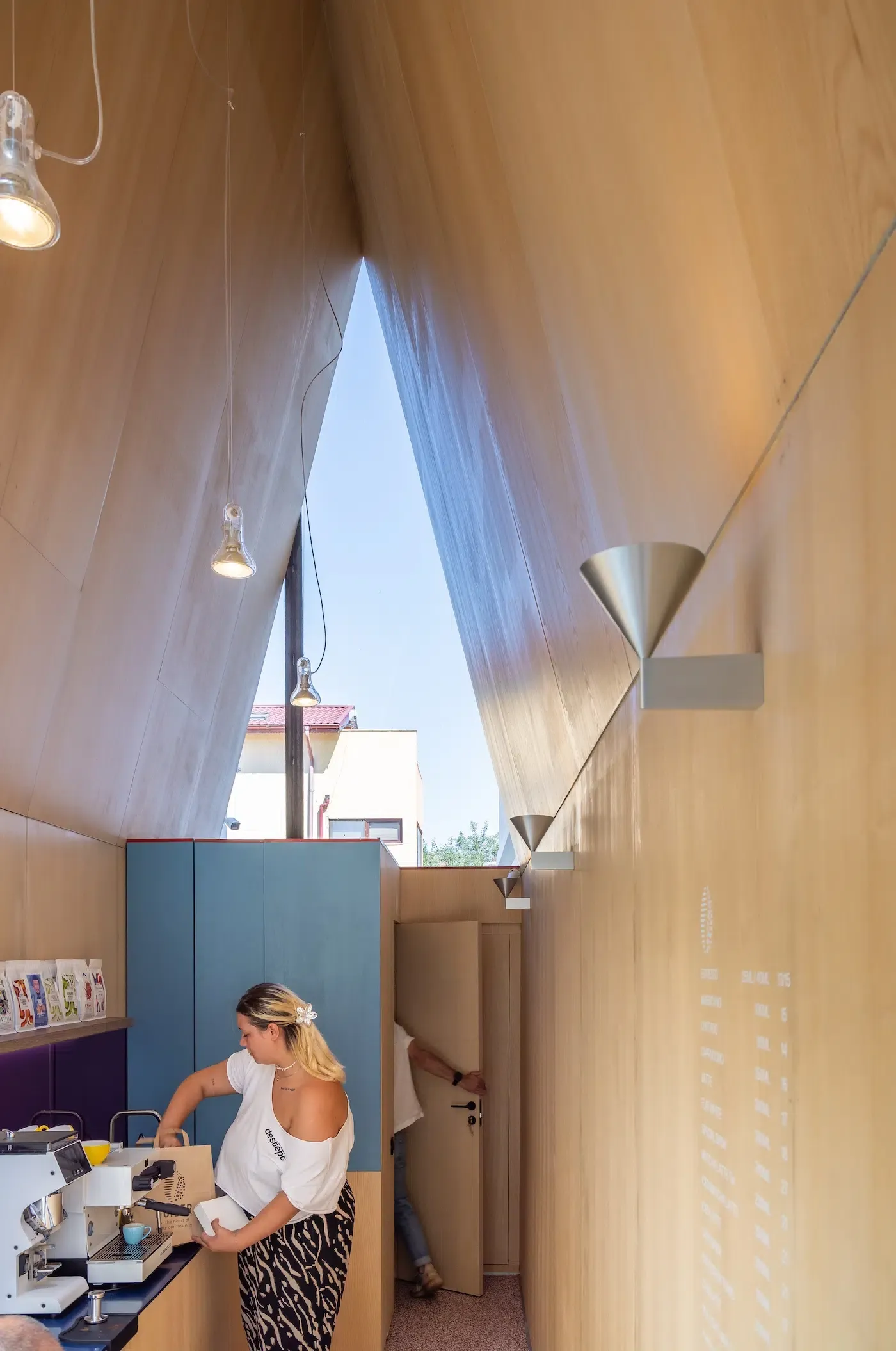 Construction sur terrain étroit : un café à l’allure de chapelle en Lettonie construction sur terrain etroit un cafe a lallure de chapelle en lettonie 7 construction-sur-terrain-etroit-un-cafe-a-lallure-de-chapelle-en-lettonie-7