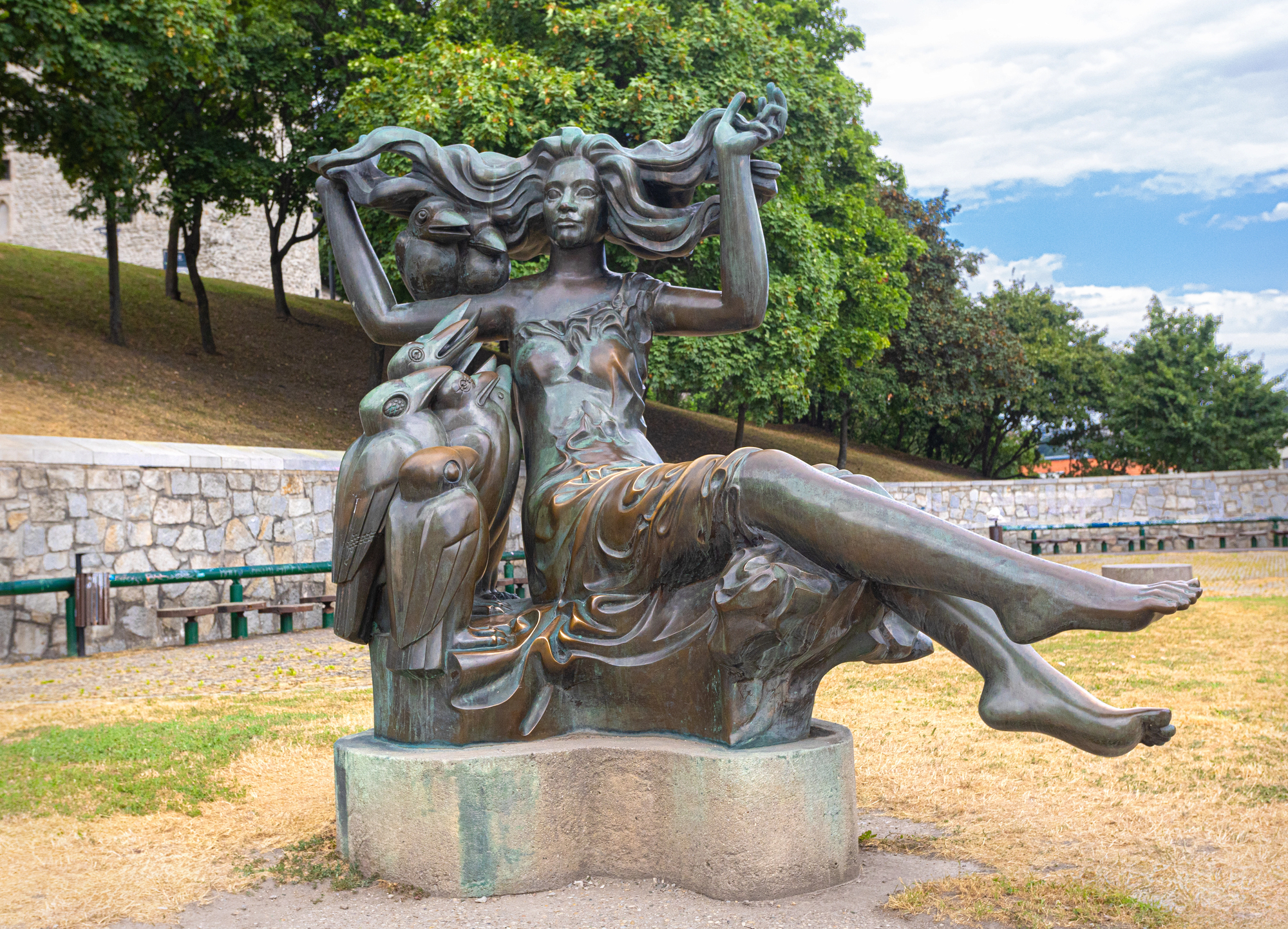 La sorcière de Bratislava : une œuvre d’art pour une mémoire brûlante la sorciere de bratislava statue fille aux corbeaux 1 la-sorciere-de-bratislava-statue-fille-aux-corbeaux-1