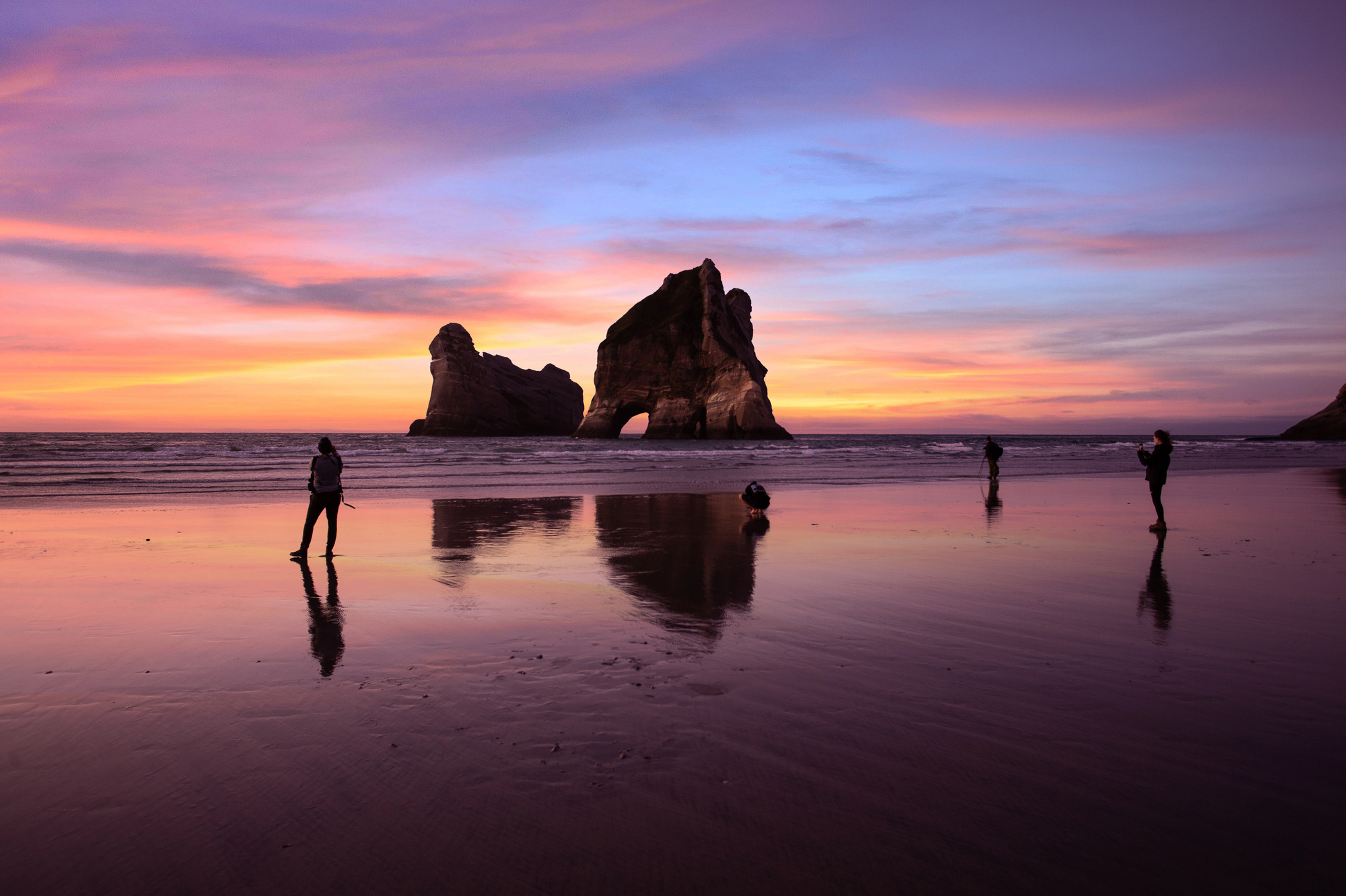 Wharariki Beach (Nouvelle-Zélande) : l’arche du bout du monde immortalisée par Windows wharariki beach nouvelle zelande arche plage windows 1 wharariki-beach-nouvelle-zelande-arche-plage-windows-1