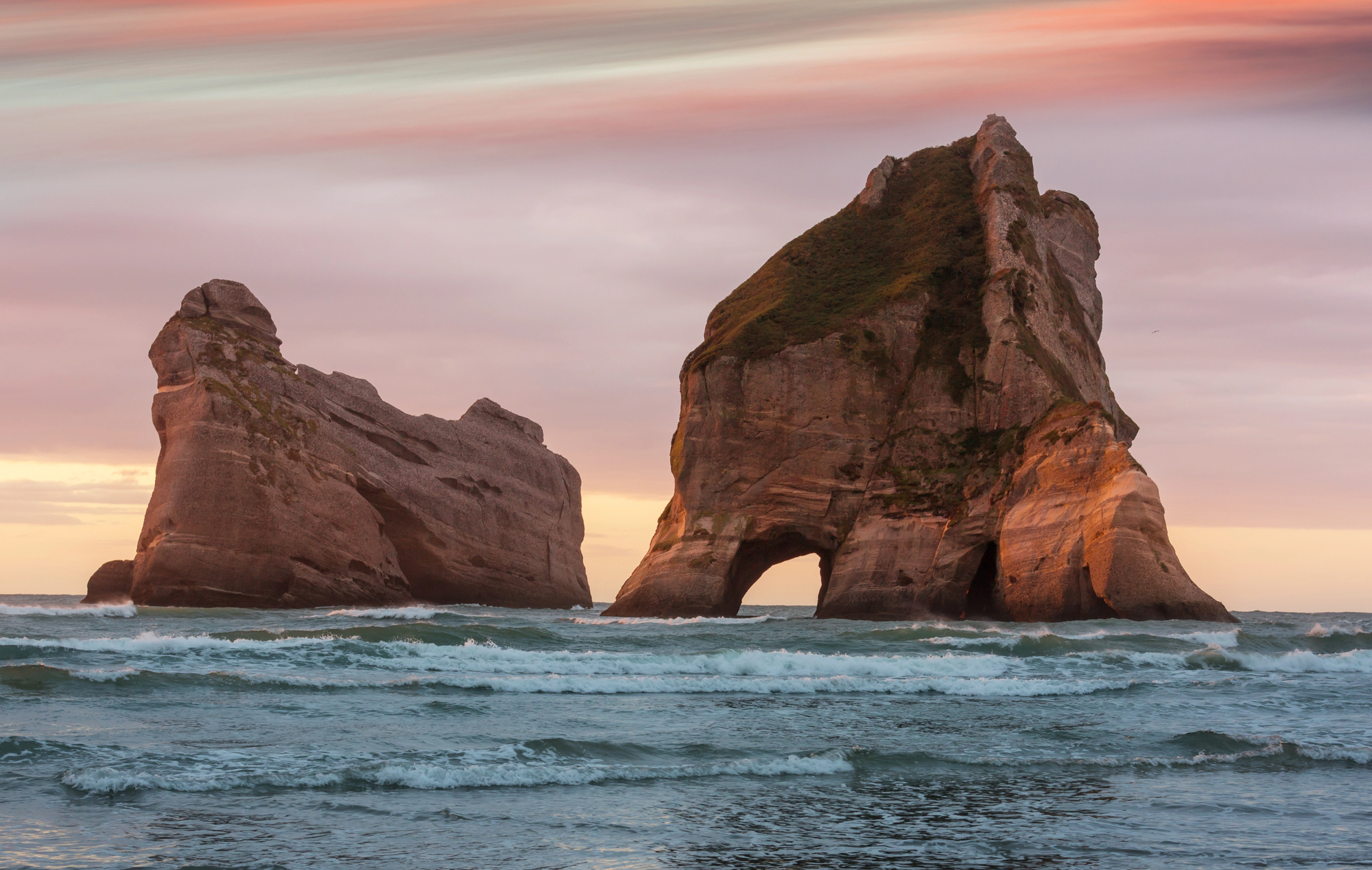 Wharariki Beach (Nouvelle-Zélande) : l’arche du bout du monde immortalisée par Windows wharariki beach nouvelle zelande arche plage windows 3 wharariki-beach-nouvelle-zelande-arche-plage-windows-3