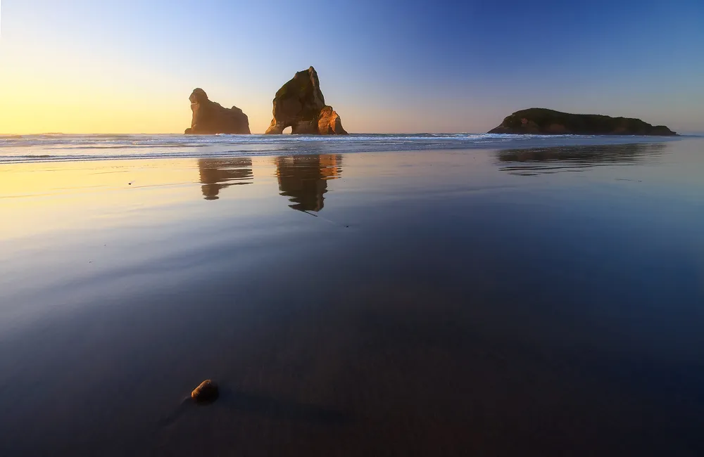 Wharariki Beach (Nouvelle-Zélande) : l’arche du bout du monde immortalisée par Windows wharariki beach nouvelle zelande arche plage windows 4 wharariki-beach-nouvelle-zelande-arche-plage-windows-4