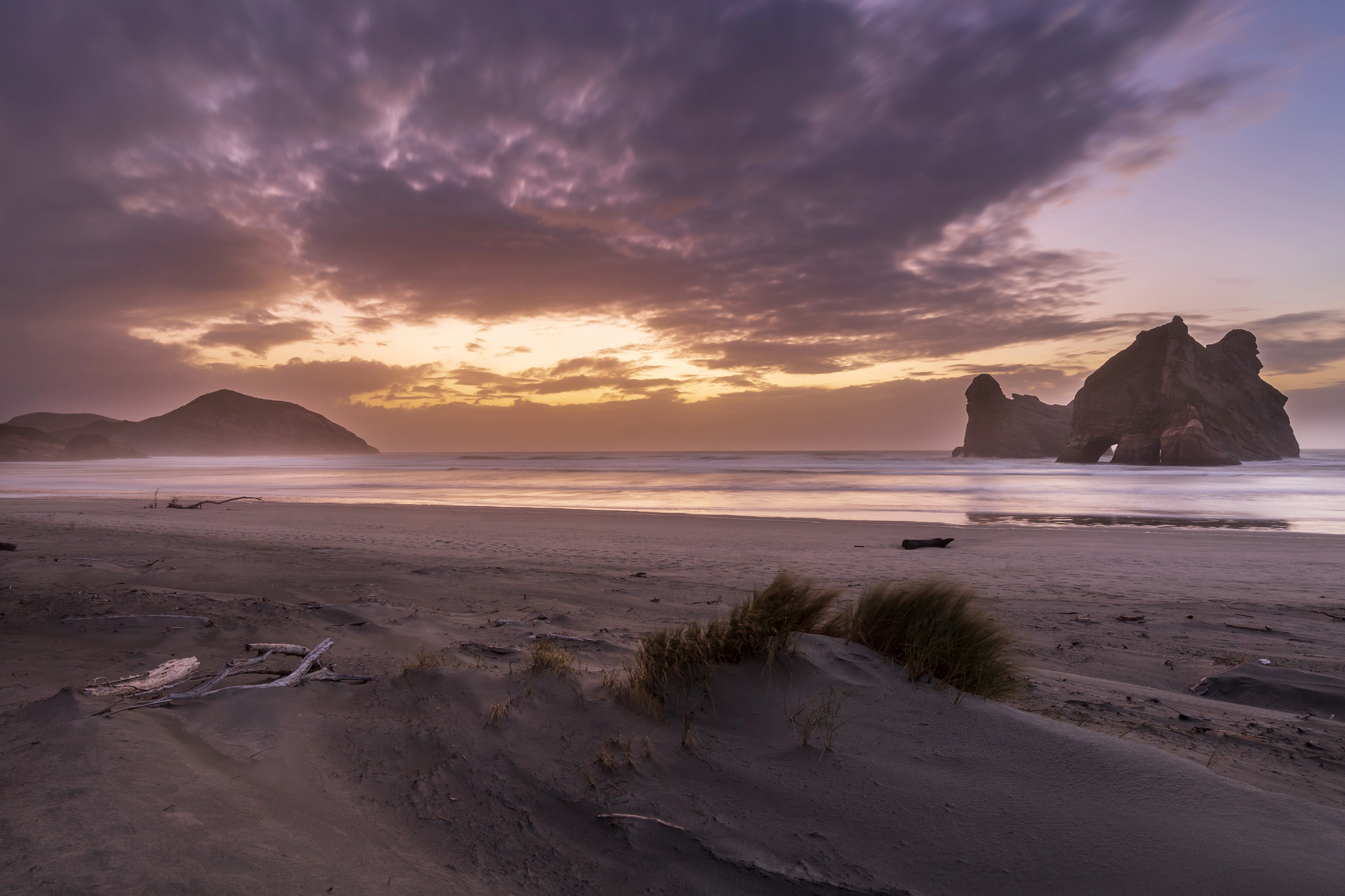 Wharariki Beach (Nouvelle-Zélande) : l’arche du bout du monde immortalisée par Windows wharariki beach nouvelle zelande arche plage windows 6 wharariki-beach-nouvelle-zelande-arche-plage-windows-6