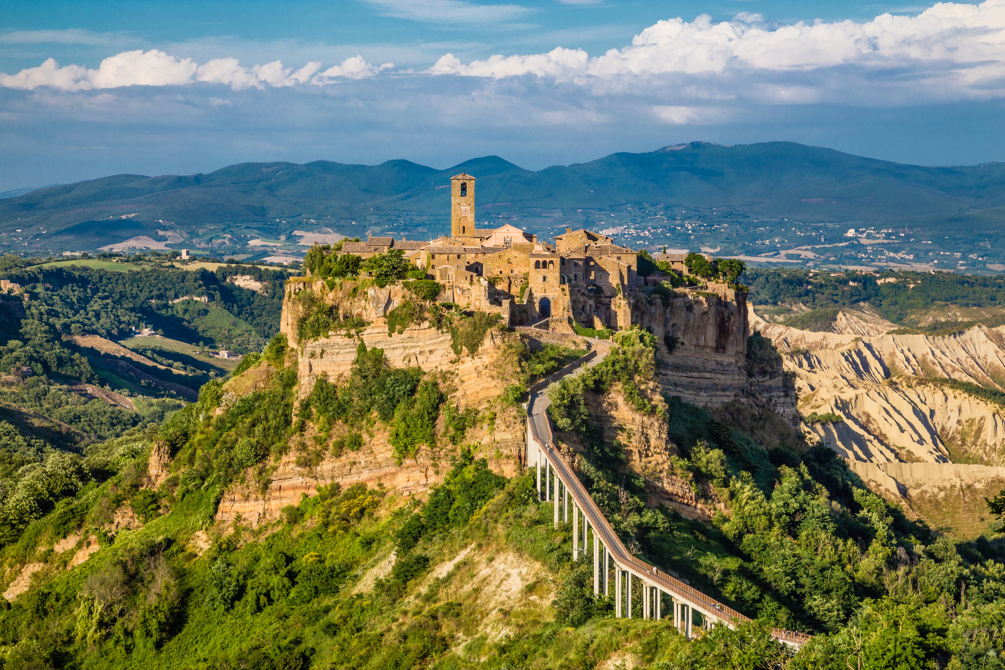 Civita di Bagnoregio, la ville italienne qui meurt… très lentement, et sous les flashs des touristes civita di bagnoregio ville qui meurt italie 1 civita-di-bagnoregio-ville-qui-meurt-italie-1