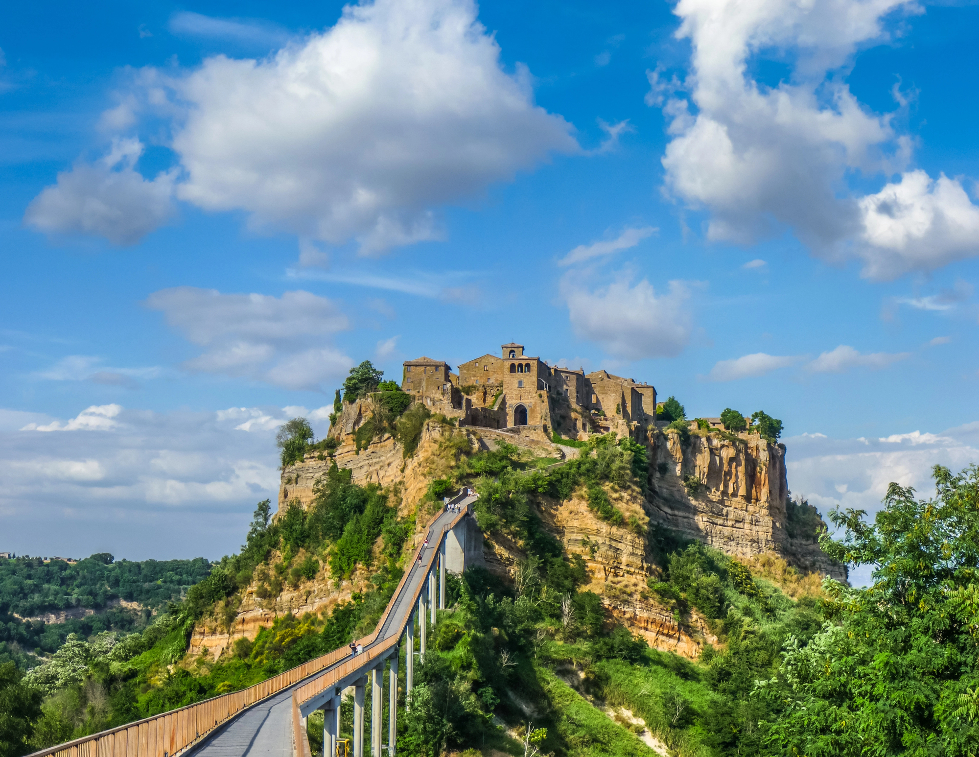Civita di Bagnoregio, la ville italienne qui meurt… très lentement, et sous les flashs des touristes civita di bagnoregio ville qui meurt italie 2 civita-di-bagnoregio-ville-qui-meurt-italie-2