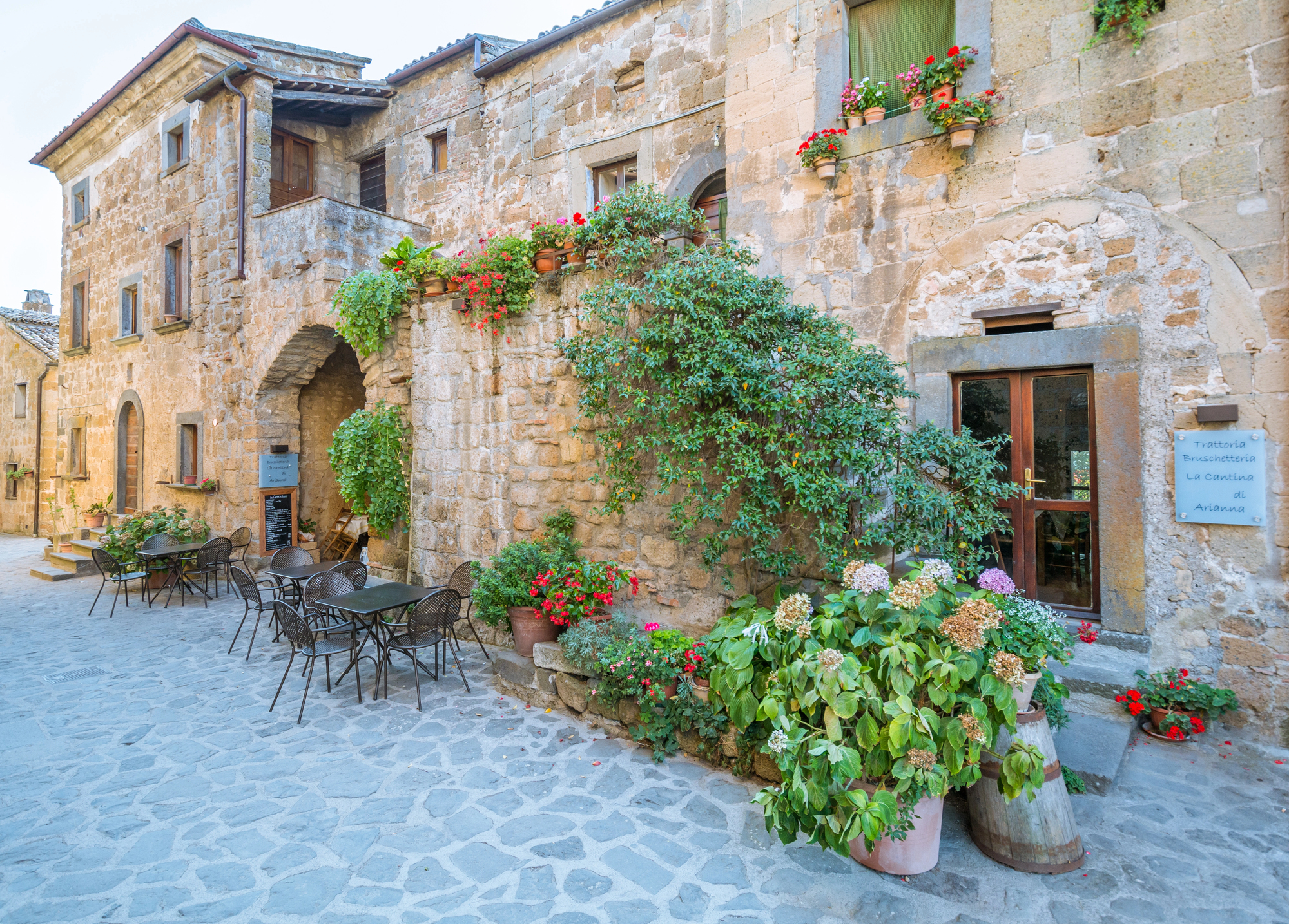 Civita di Bagnoregio, la ville italienne qui meurt… très lentement, et sous les flashs des touristes civita di bagnoregio ville qui meurt italie 6 civita-di-bagnoregio-ville-qui-meurt-italie-6