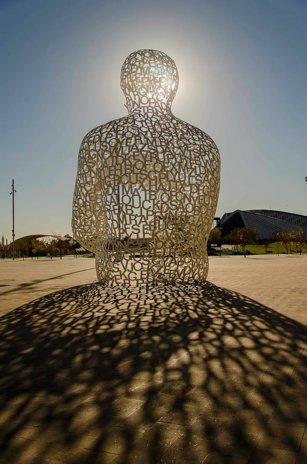 El Alma del Ebro : la géante de lettres qui veille sur Saragosse el alma del ebro la geante de lettres qui veille sur saragosse 2 el-alma-del-ebro-la-geante-de-lettres-qui-veille-sur-saragosse-2