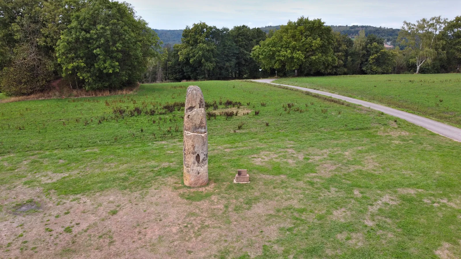Gollenstein : le menhir géant d’Allemagne que la guerre a brisé… avant de ressusciter gollenstein menhir geant allemagne 2 gollenstein-menhir-geant-allemagne-2