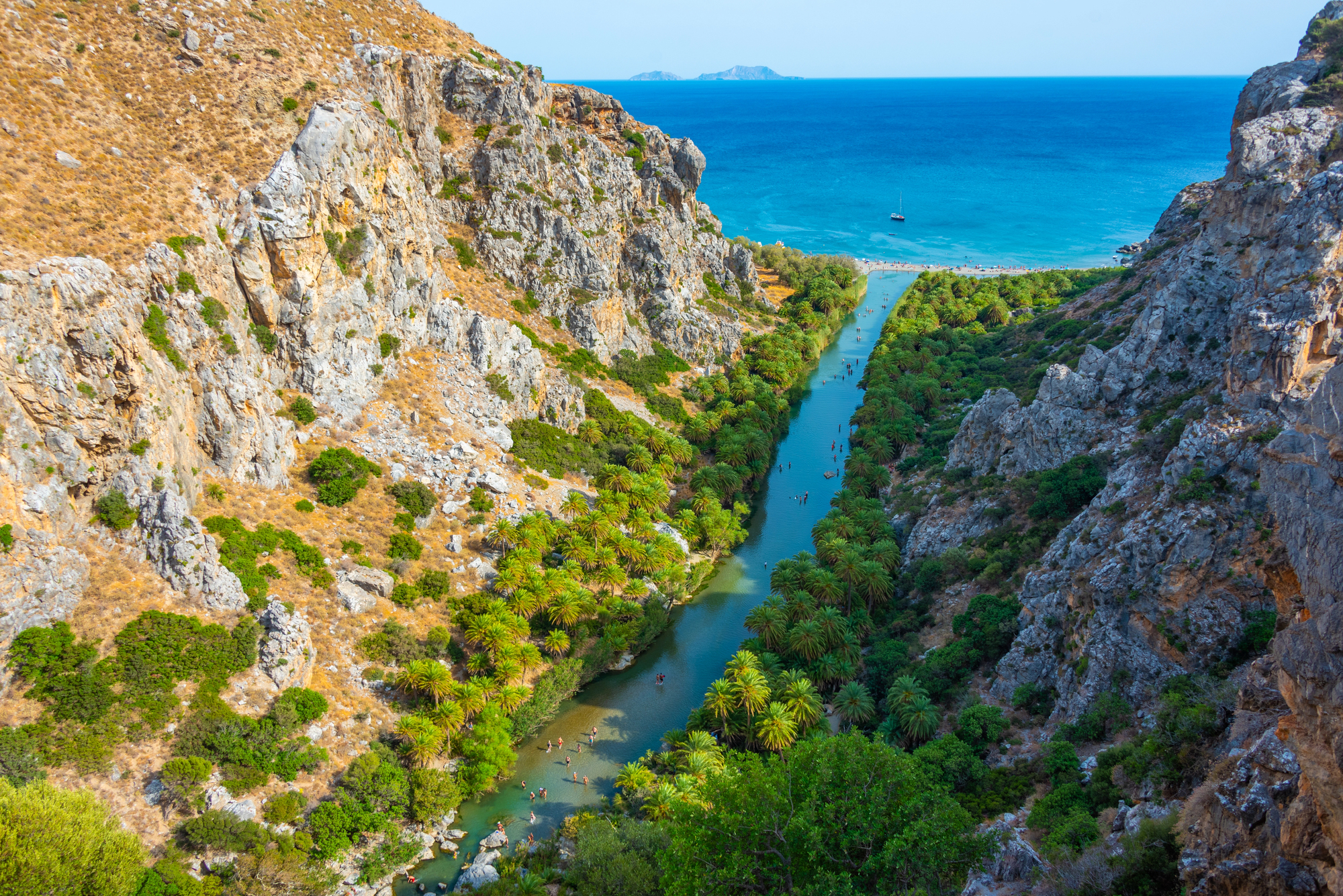 La plage de Preveli, magnifique plage-oasis de Crète où la rivière rencontre la mer la plage de preveli oasis palmier crete 1 2 la-plage-de-preveli-oasis-palmier-crete-1-2