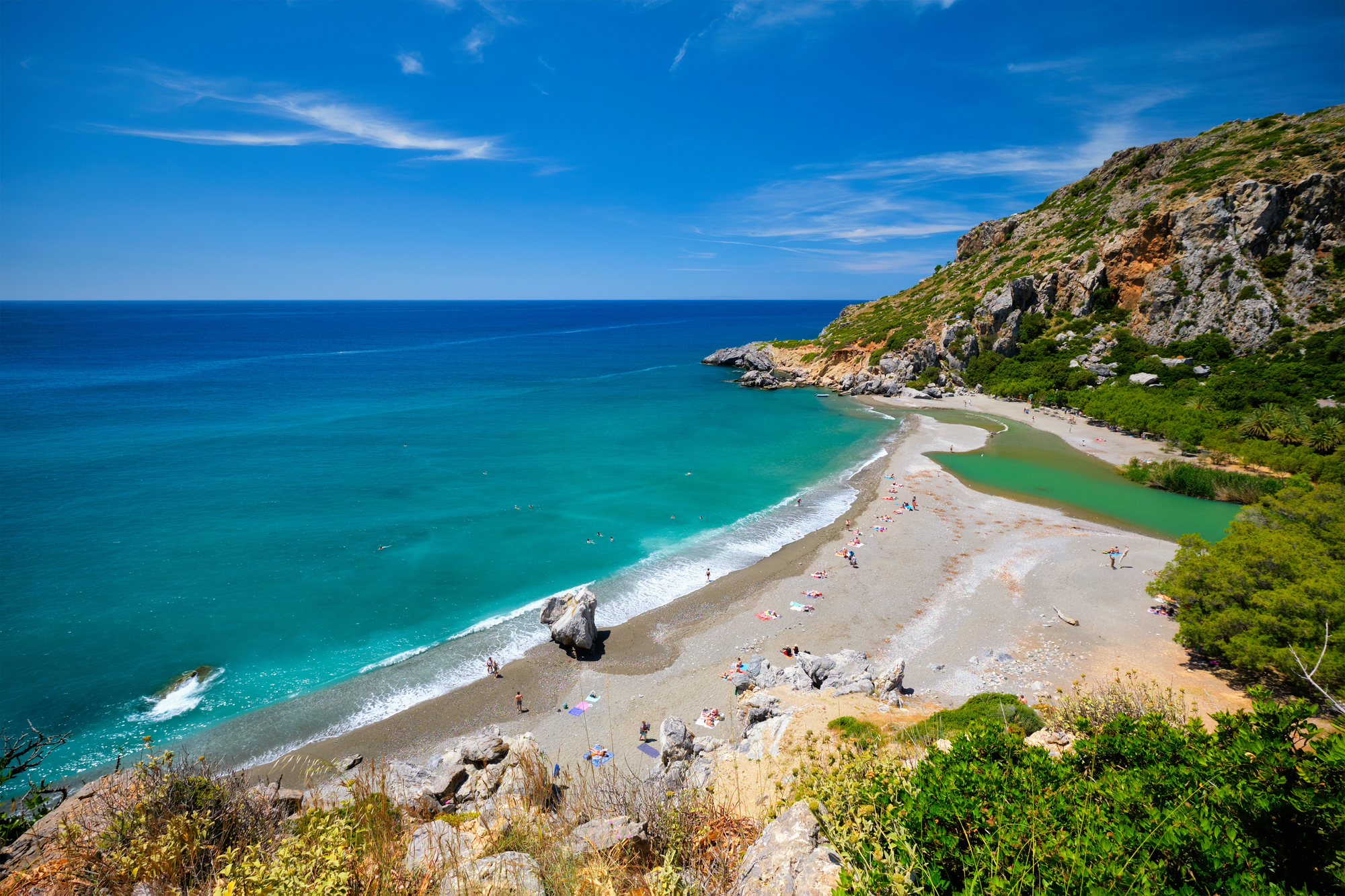 La plage de Preveli, magnifique plage-oasis de Crète où la rivière rencontre la mer la plage de preveli oasis palmier crete 1 3 la-plage-de-preveli-oasis-palmier-crete-1-3