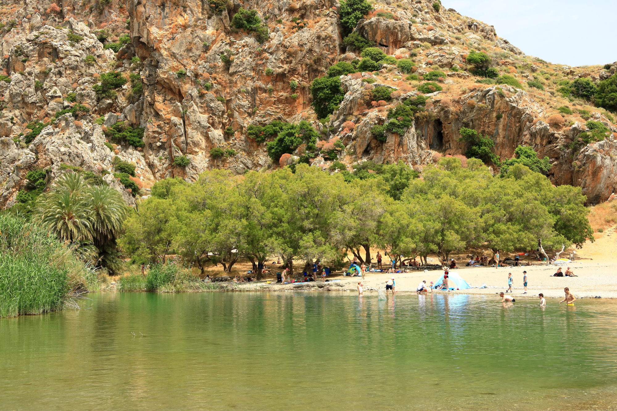 La plage de Preveli, magnifique plage-oasis de Crète où la rivière rencontre la mer la plage de preveli oasis palmier crete 1 8 la-plage-de-preveli-oasis-palmier-crete-1-8