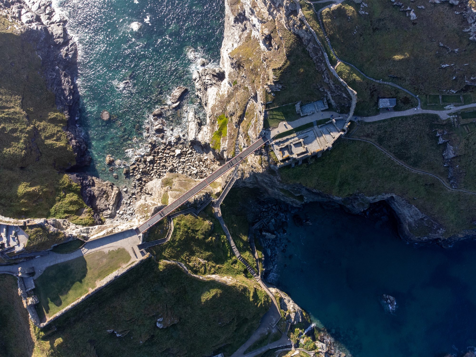 Le château de Tintagel : berceau du roi Arthur, suspendu entre légende et Atlantique le chateau de tintagel berceau du roi arthur suspendu entre legende et atlantique 2 le-chateau-de-tintagel-berceau-du-roi-arthur-suspendu-entre-legende-et-atlantique-2