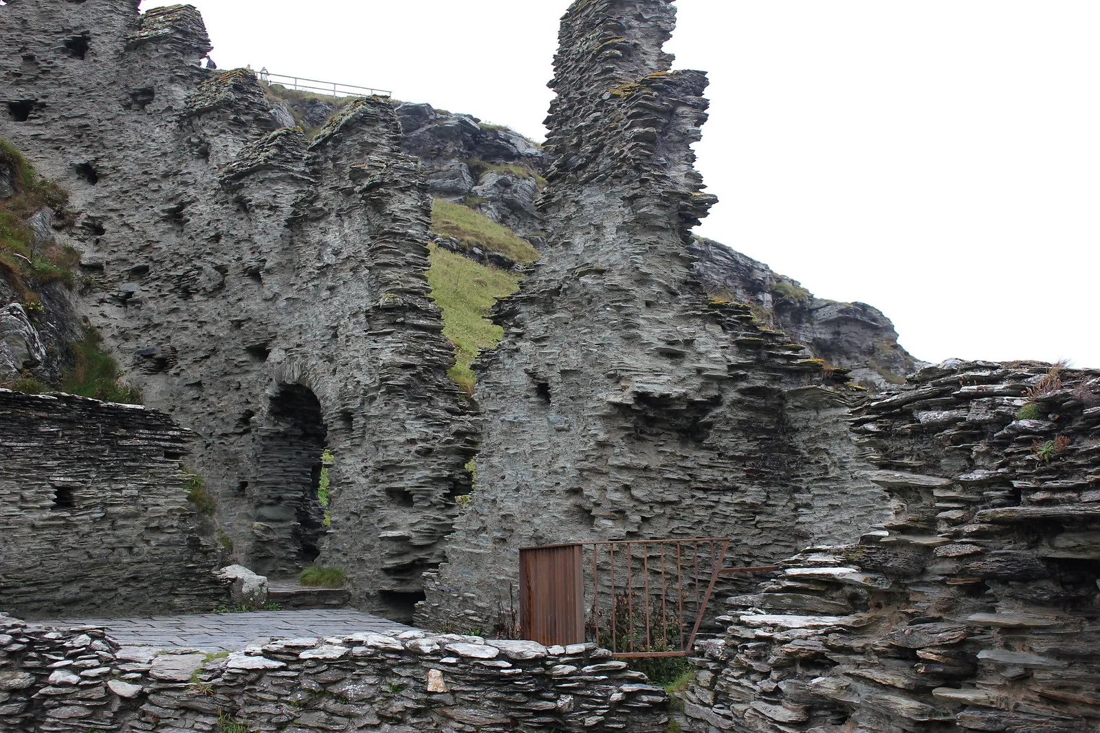 Le château de Tintagel : berceau du roi Arthur, suspendu entre légende et Atlantique le chateau de tintagel berceau du roi arthur suspendu entre legende et atlantique 6 le-chateau-de-tintagel-berceau-du-roi-arthur-suspendu-entre-legende-et-atlantique-6
