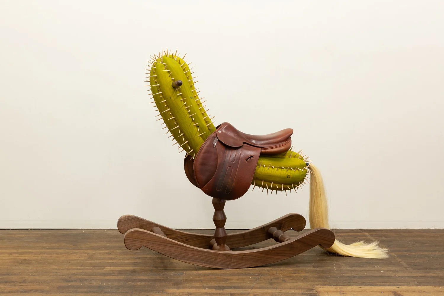 Raul De Lara : le sculpteur bois contemporain qui brouille les frontières raul de lara le sculpteur bois contemporain cctus cheval a bascule raul-de-lara-le-sculpteur-bois-contemporain-cctus-cheval-a-bascule