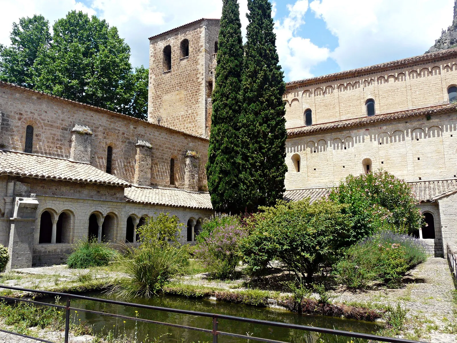 Saint-Guilhem-le-Désert : joyau médiéval et nature sauvage dans les gorges de l’Hérault saint guilhem le desert gorges herault 4 saint-guilhem-le-desert-gorges-herault-4