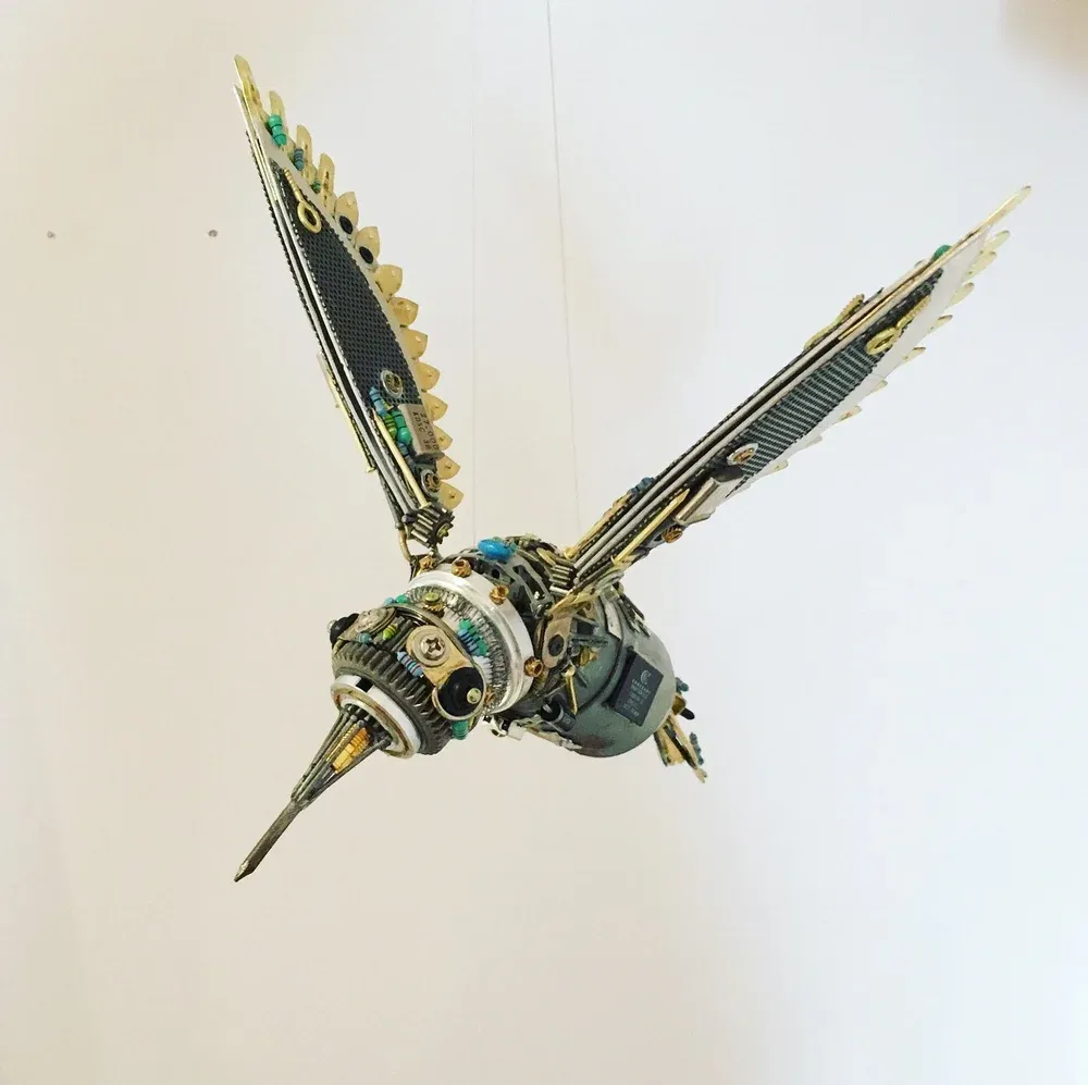 Zak Miskry : des libellules en carte mère et des lucioles lumineuses, nées des déchets électroniques zak miskry sculptures dechets electroniques colibri zak-miskry-sculptures-dechets-electroniques-colibri.