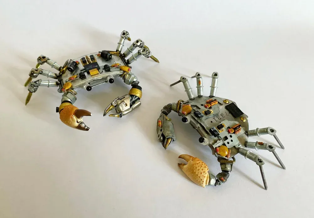 Zak Miskry : des libellules en carte mère et des lucioles lumineuses, nées des déchets électroniques zak miskry sculptures dechets electroniques crabes zak-miskry-sculptures-dechets-electroniques-crabes