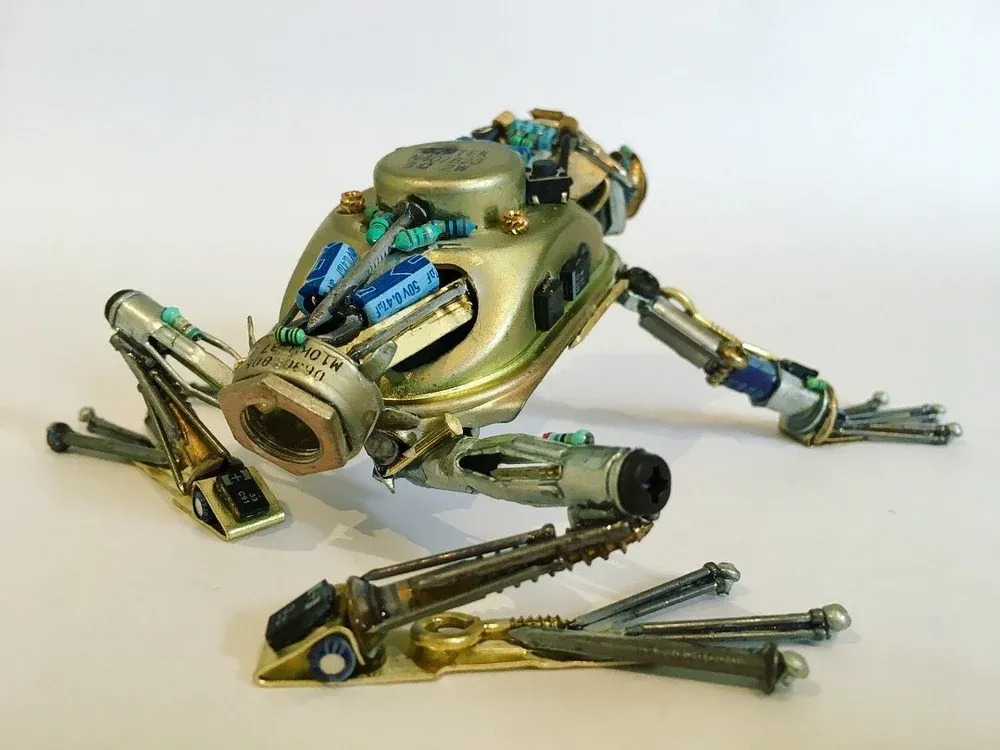 Zak Miskry : des libellules en carte mère et des lucioles lumineuses, nées des déchets électroniques zak miskry sculptures dechets electroniques grenouille zak-miskry-sculptures-dechets-electroniques-grenouille