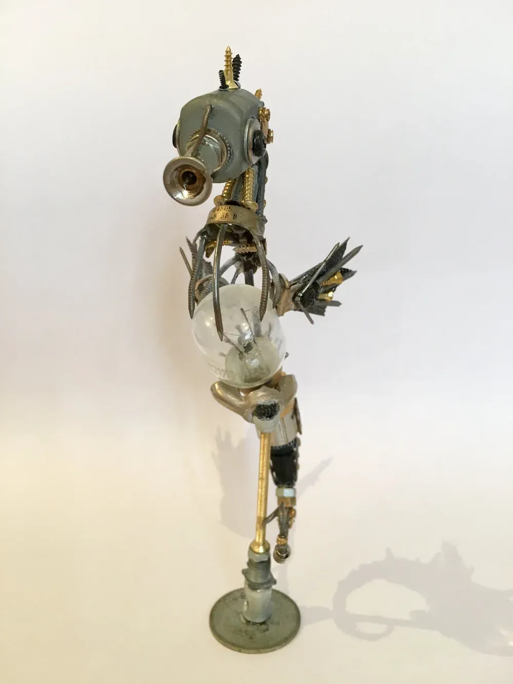 Zak Miskry : des libellules en carte mère et des lucioles lumineuses, nées des déchets électroniques zak miskry sculptures dechets electroniques hippocampe zak-miskry-sculptures-dechets-electroniques-hippocampe