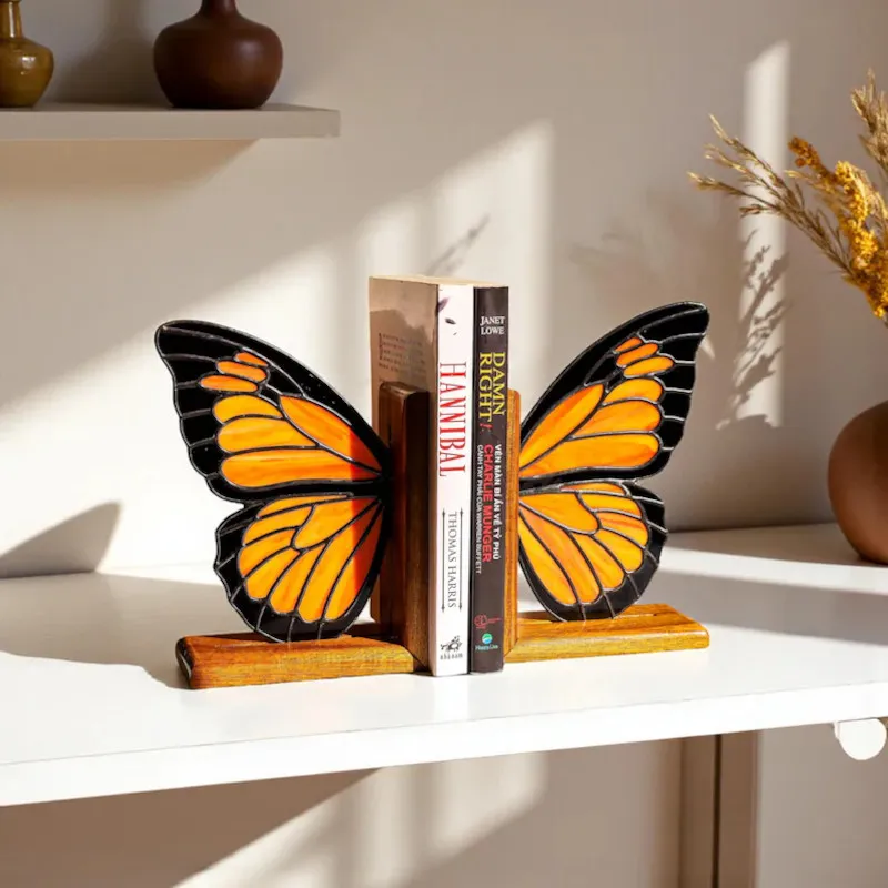 des serre livres ailes de papillon en vitrail quand votre bibliotheque se prend pour une fenetre de cathedrale 2 des serre livres ailes de papillon en vitrail quand votre bibliotheque se prend pour une fenetre de cathedrale 2