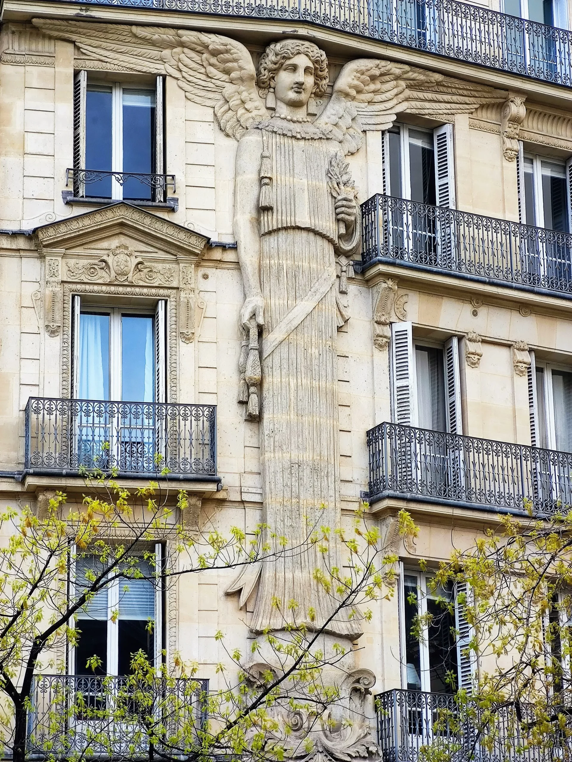 grande cariatide ange geant de la rue de turbigo qui porte paris au sens litteral 2 grande cariatide ange geant de la rue de turbigo qui porte paris au sens litteral 2