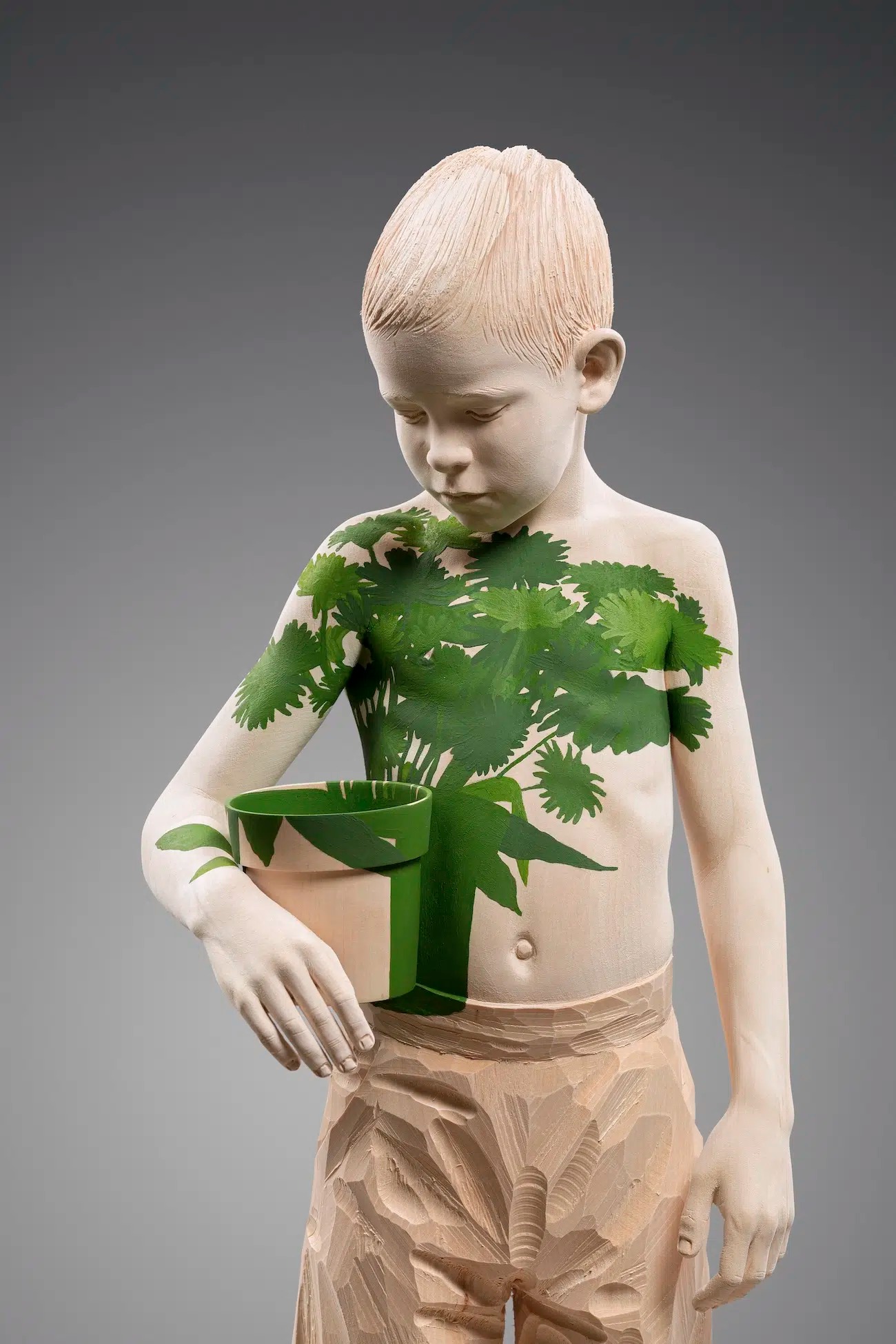 Christian Verginer : des sculptures en bois où l’enfance se fait dévorer… par la nature (en douceur) christian verginer des sculptures en bois ou lenfance se fait devorer par la nature en douceur 1 Christian Verginer : des sculptures en bois où l’enfance se fait dévorer… par la nature (en douceur)