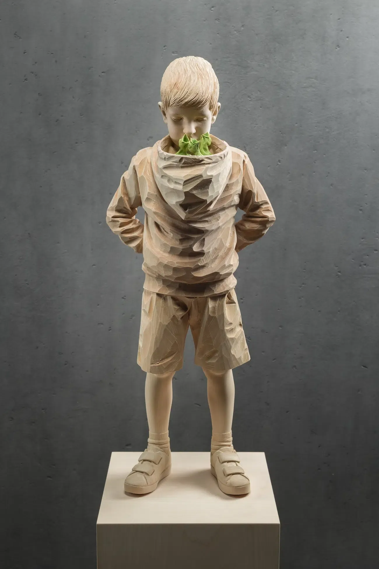 christian verginer des sculptures en bois ou lenfance se fait devorer par la nature en douceur 7 christian verginer des sculptures en bois ou lenfance se fait devorer par la nature en douceur 7